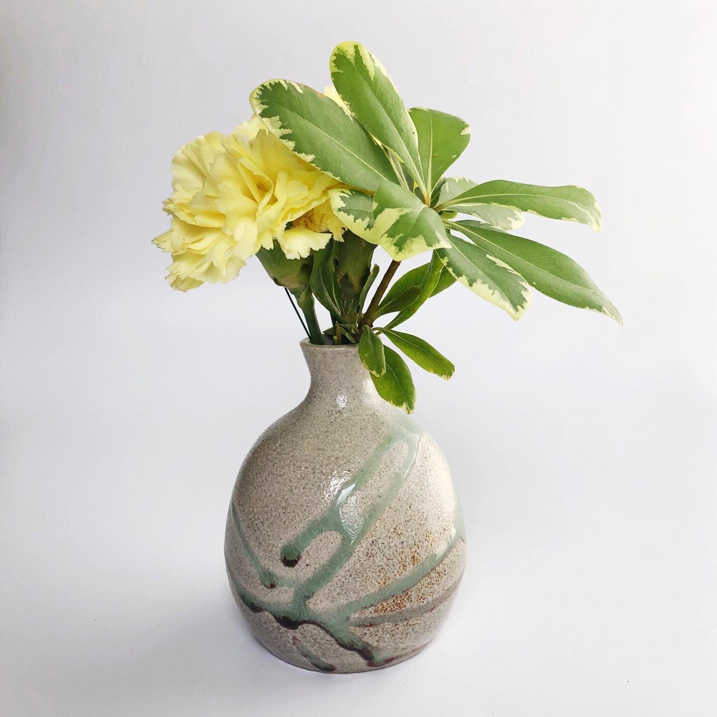 Happy Wednesday! Fresh flowers in this soda fired bud vase✨
I&rsquo;ve been working on making a new website where you&rsquo;ll be able to purchase my pieces. In the meantime, if you see anything you&rsquo;re interested in, send me a DM🌿
.
.
.
.
.
.
