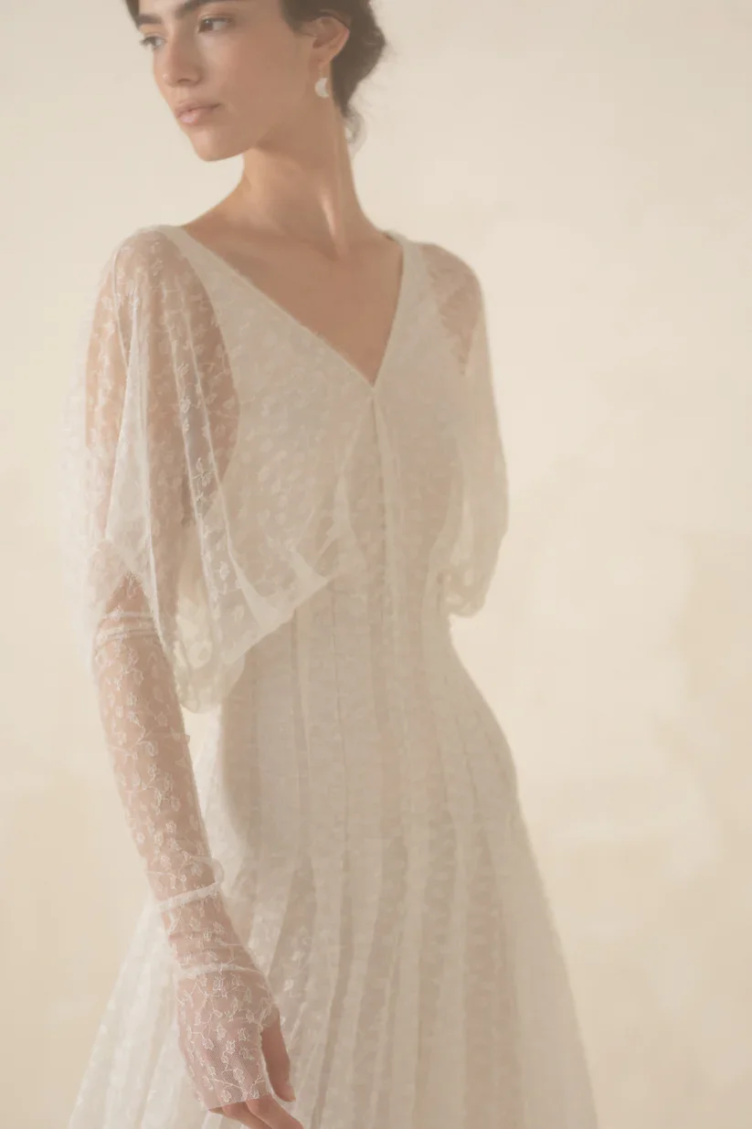 anais-dress-anais-mittens-03_024-cortana-bridal.webp
