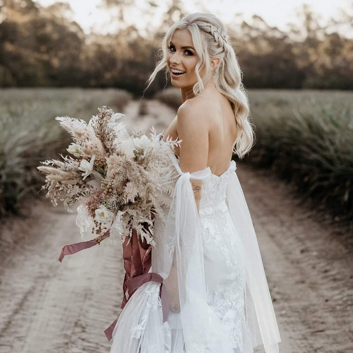 Flash back to this bridal photoshoot collab. I'm definitely feeling another collab coming on. Anyone else keen to work together?
@estellaphoto 
@erin.fedele.beauty.mua 
@luvbridal
@luv_bridal 
@_bridiewilson_ 
@willowbudflowers