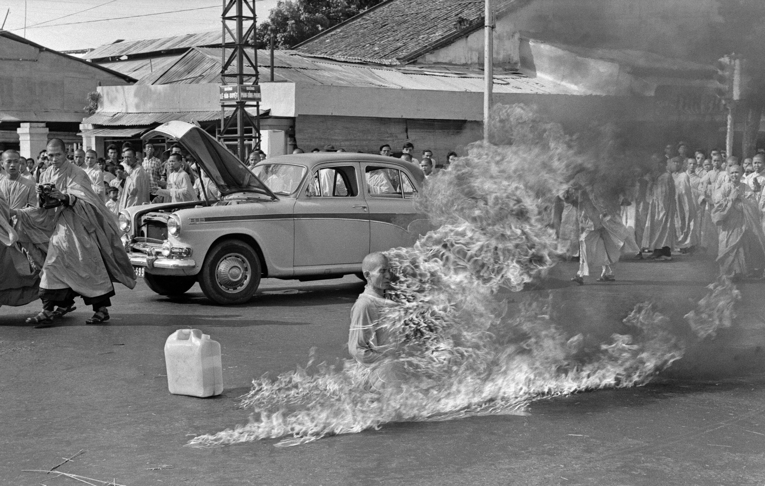 (Photo taken by Associated Press photographer Malcolm Browne, on June 11, 1963, Saigon, South Vietnam.)
