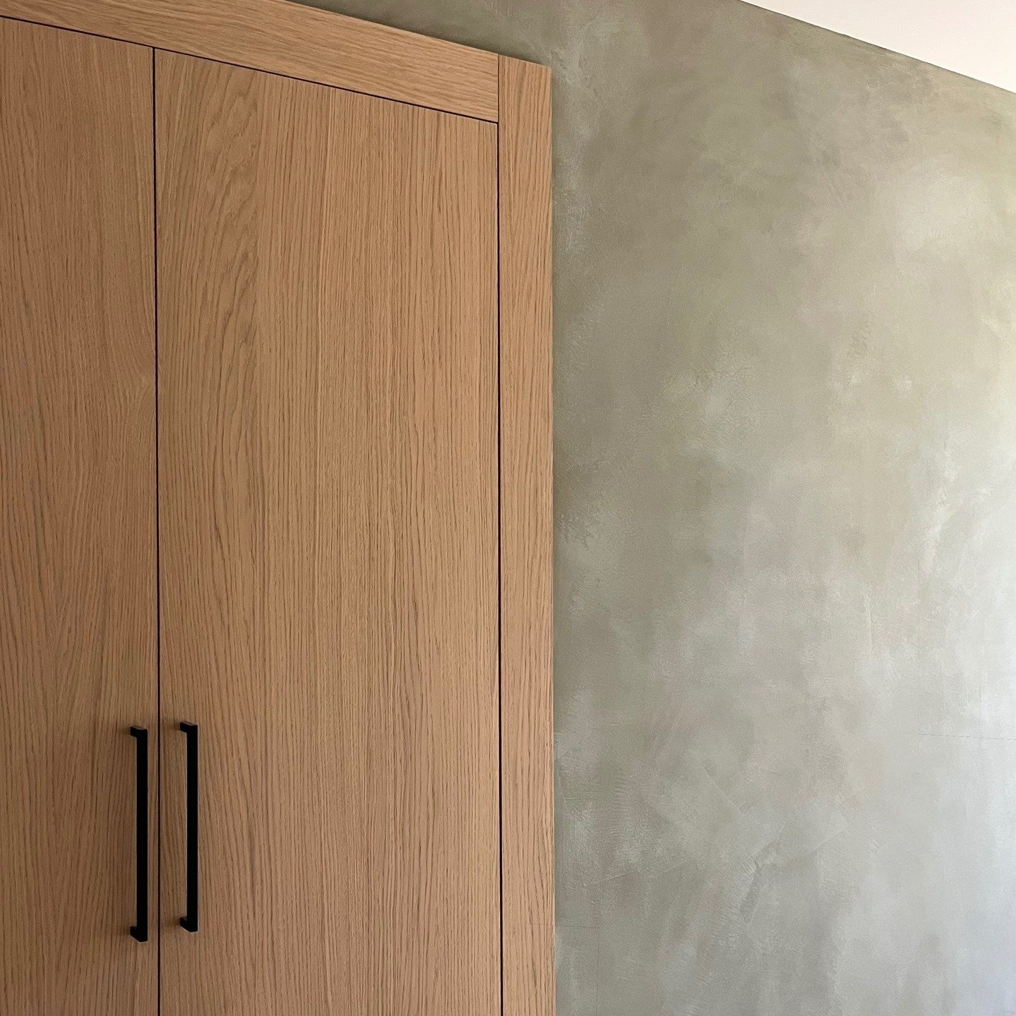 Smooth white oak + textured green plaster = dreamy