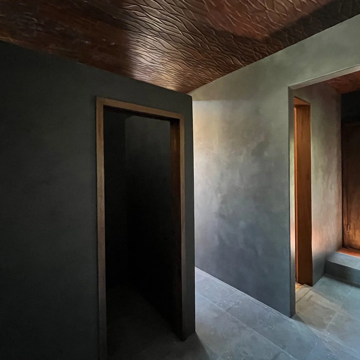 All about the materials: polished lime plaster, rich teak, and solid stone come together harmoniously