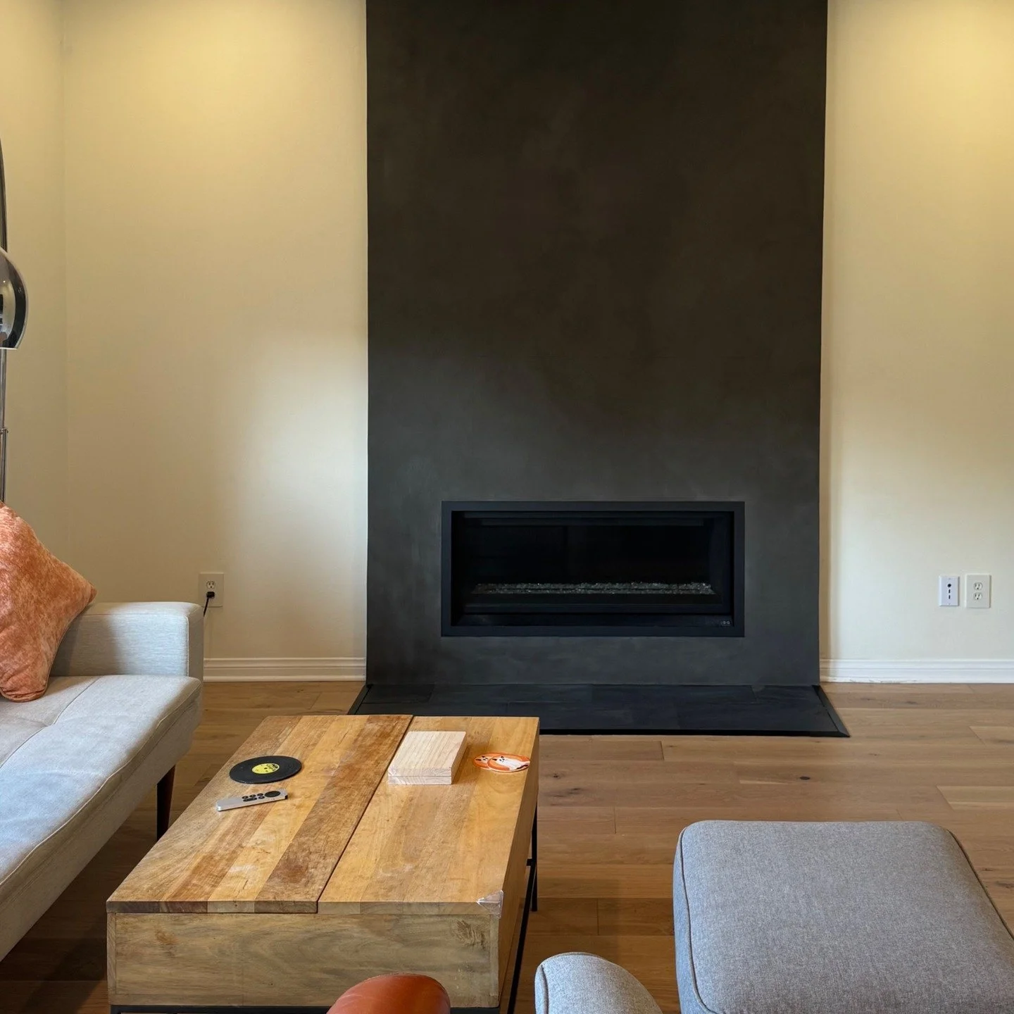 Bold nearly-black polished lime plaster for this simply elegant fireplace. #plaster
#limeplaster
#customplaster
#architecturalfinishes
#plasterwalls
#healthymaterials
#plasterwalls
#sandiegoplasterers
#sandiegoplaster #modernminieralfinishes
#decorat