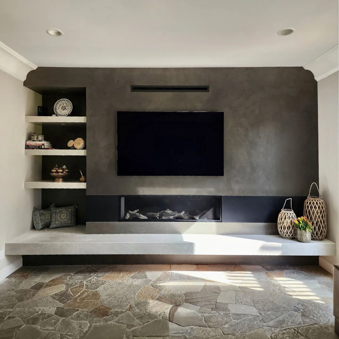 A rich, warm gray lime plaster for this fireplace wall. #plaster
#limeplaster
#customplaster
#architecturalfinishes
#plasterwalls
#healthymaterials
#sandiegoplasterers
#sandiegoplaster #modernminieralfinishes
#decorativeplaster #warmminimalism
#venet