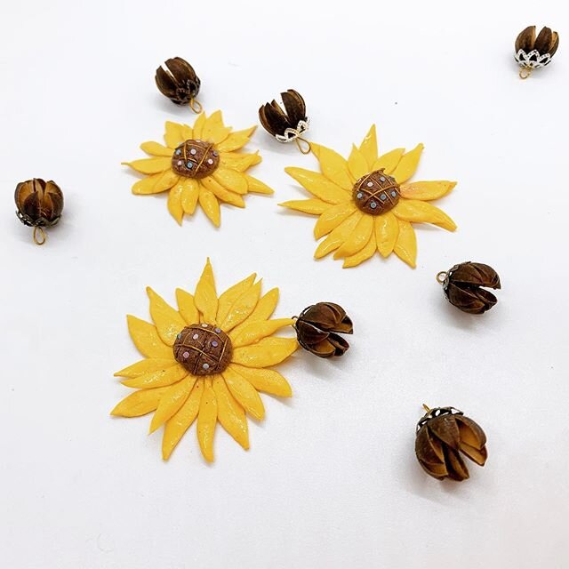 Today was one of those days woke up with low energy. So I made some tiny sunflowers to cheer up. Which one would you like these to be, pins or hair clips?🌻
.
.
.
.
.
.
.
.
.
.
.
#resin #resinart #beautiful #airdryclay #clay #bottle #glass #miniflowe