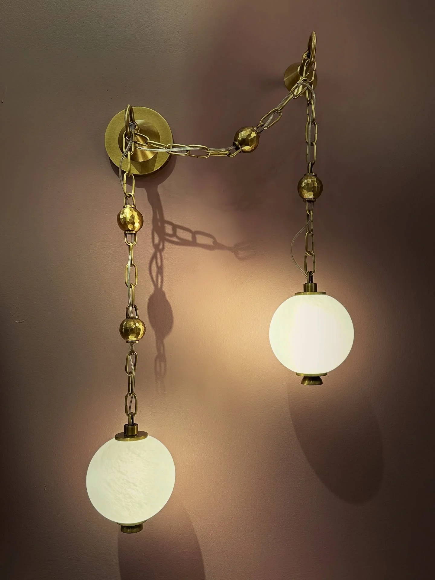 Back from the High Point Furnishing Market and I’m excited to share some of my favorite things. First, the lighting — so many stunning sculptural glowing objects. From @hudsonvalleylighting, @lakeandwells, and @visualcomfort.