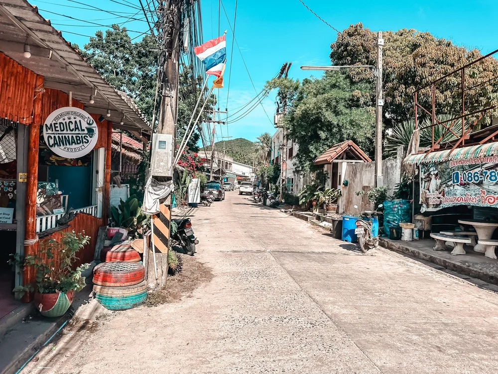 Island Streets &amp; Local Life – Strolling Through Chaloklum Town