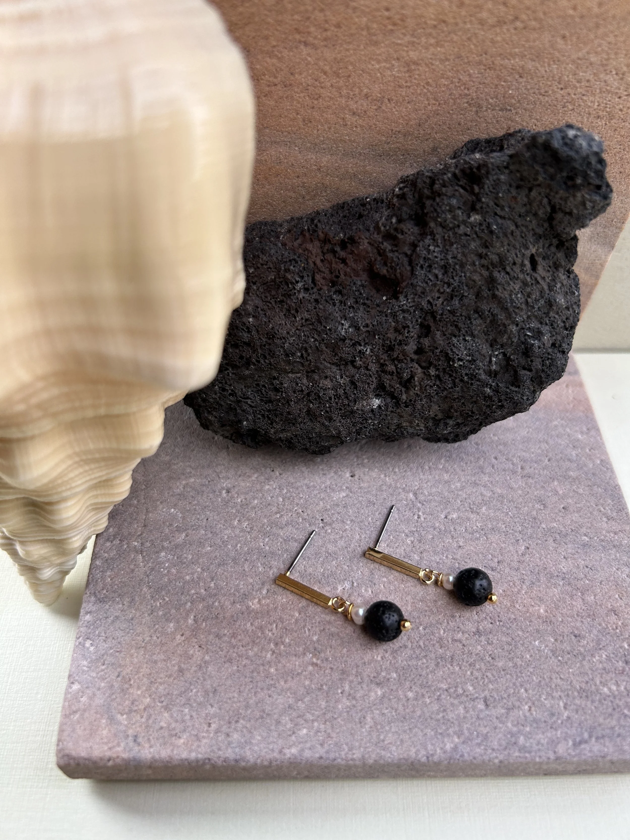 KELMARI VOLCAN BAR STUD EARRINGS