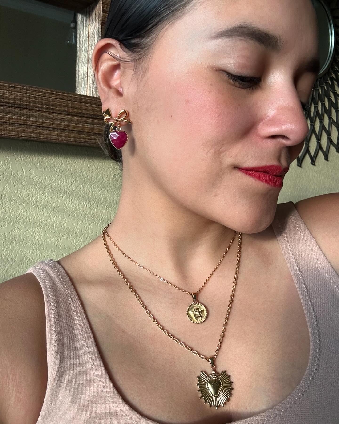 These adora-bow 🎀 earrings feature green aventurine and dyed jade heart shaped gemstones. Still looking for a Valentines gift? Head on over to our site www.kel-mari.com to check out all of our unique options!