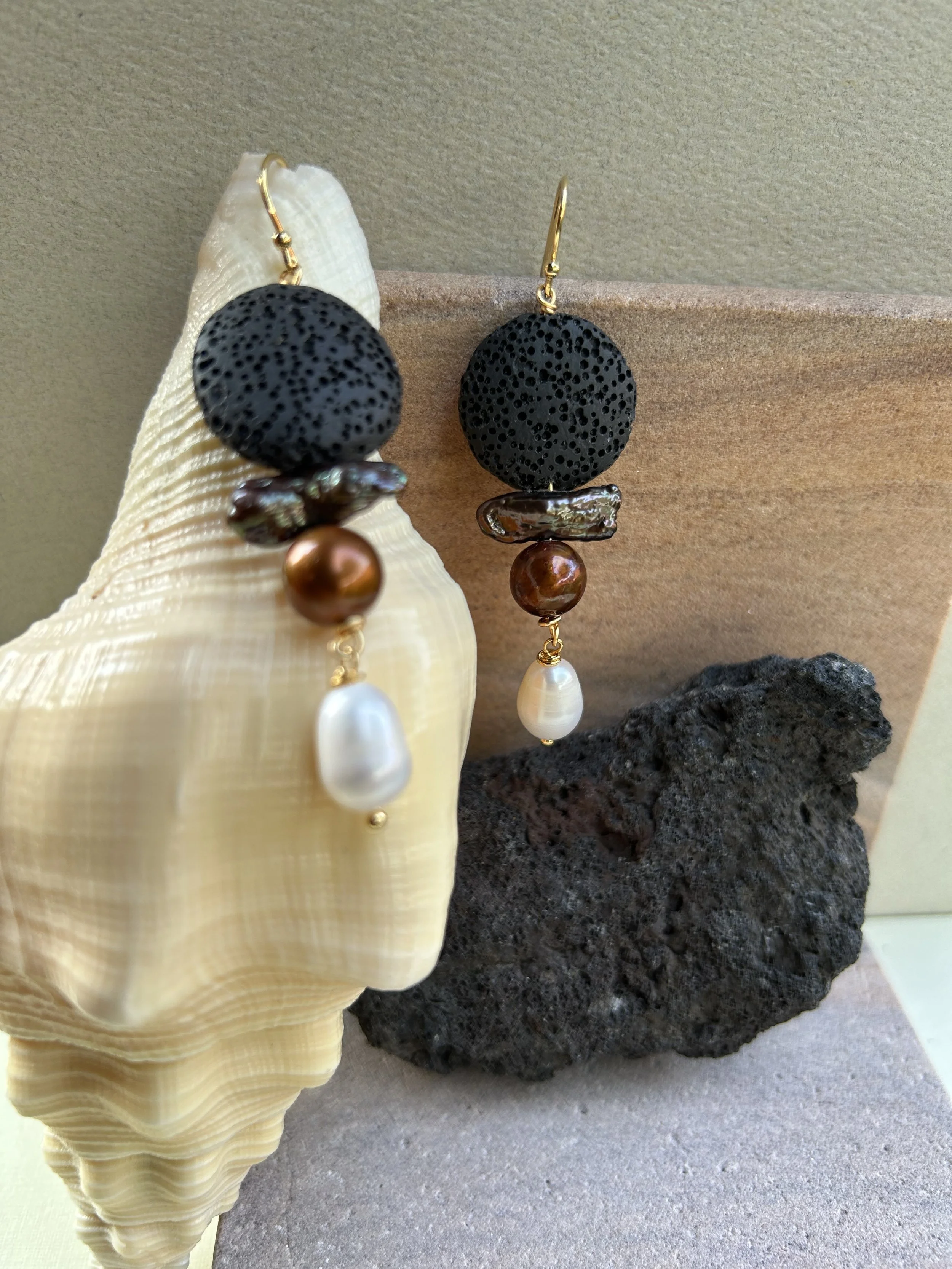 KELMARI VOLCAN LAVA PEARL STATEMENT EARRINGS