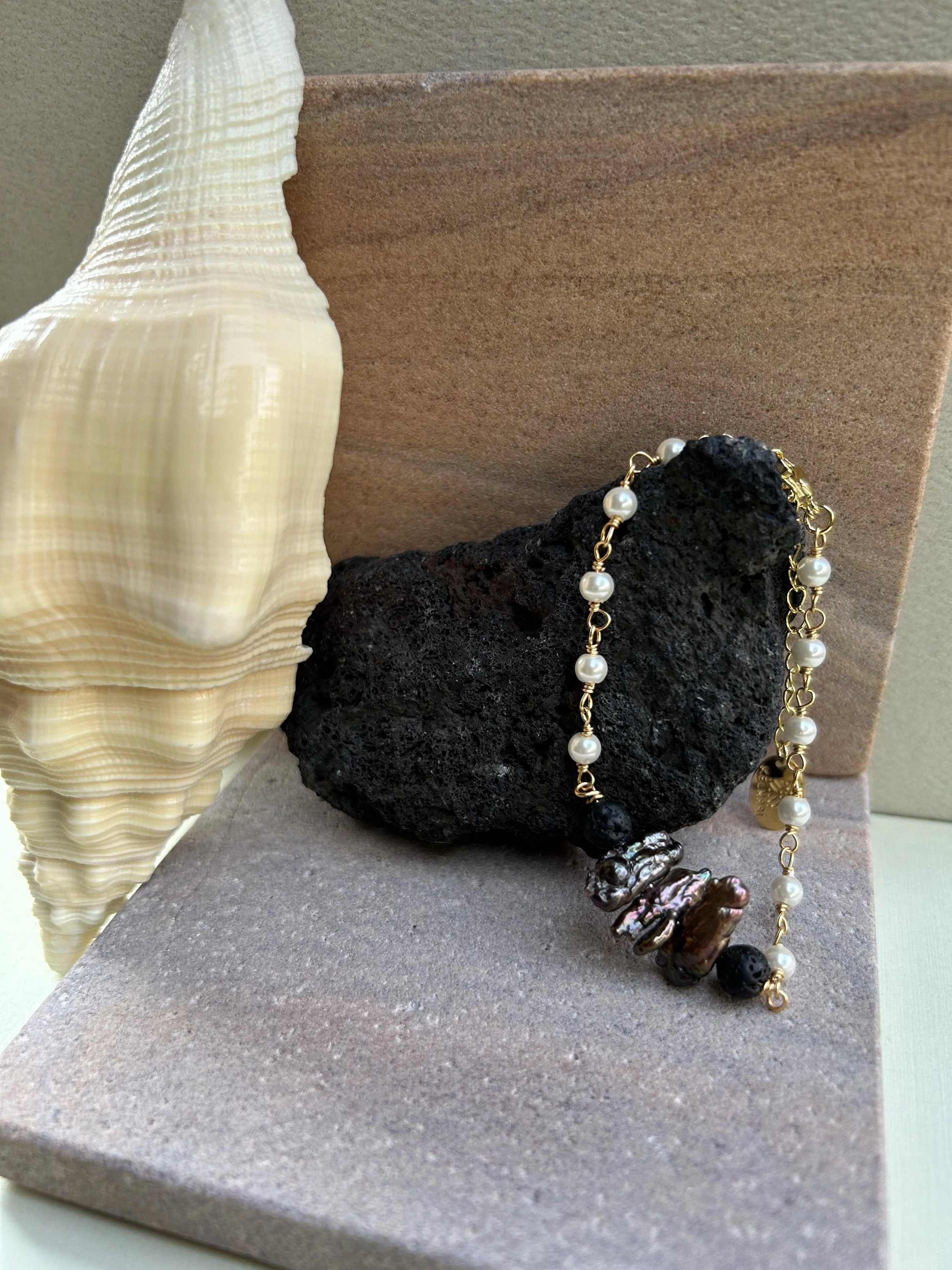 kelmari-volcan-lava-biwa-pearl-bracelet 1.JPG