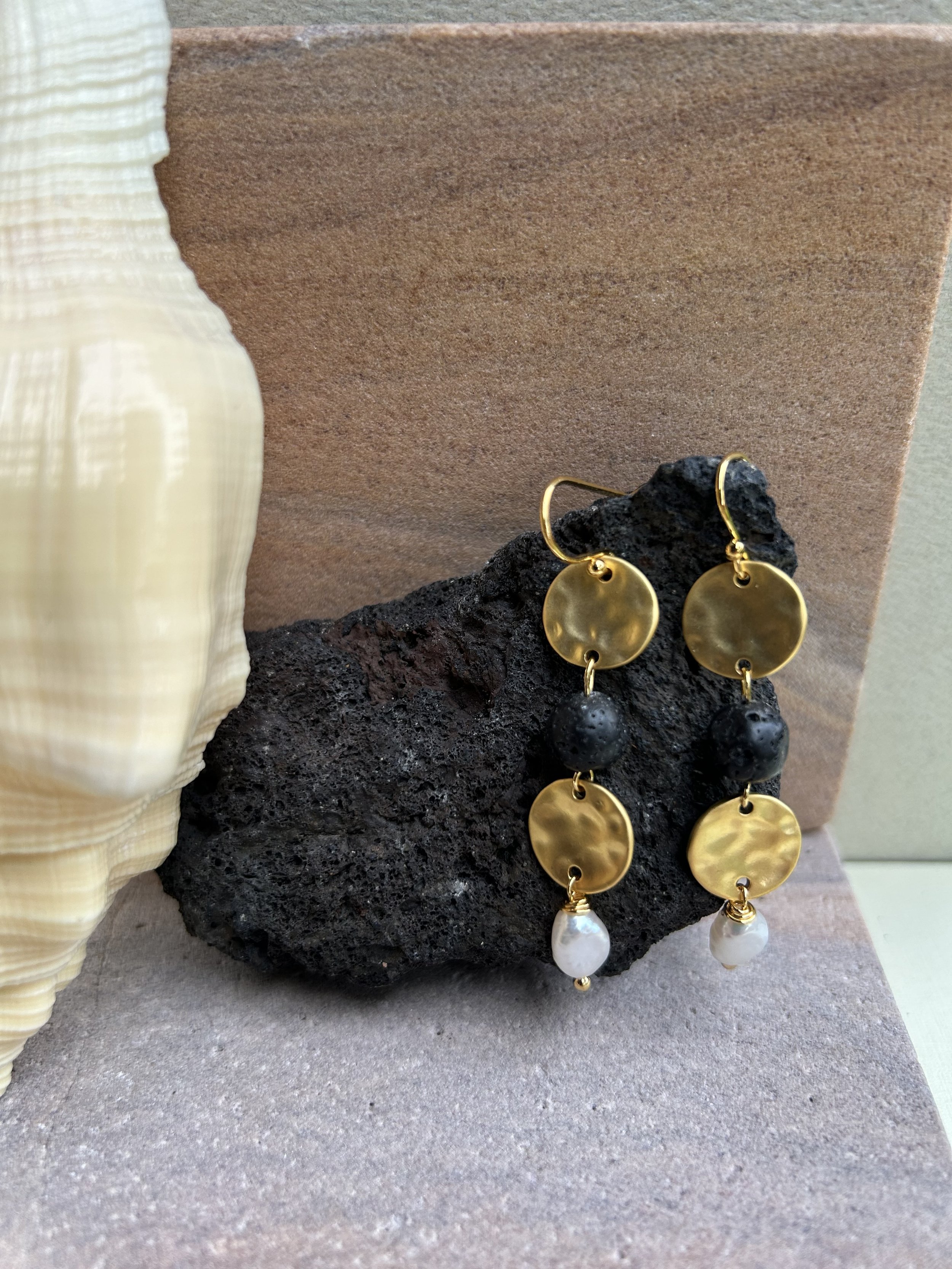 KELMARI VOLCAN LAVA PEARL LINEAR EARRINGS