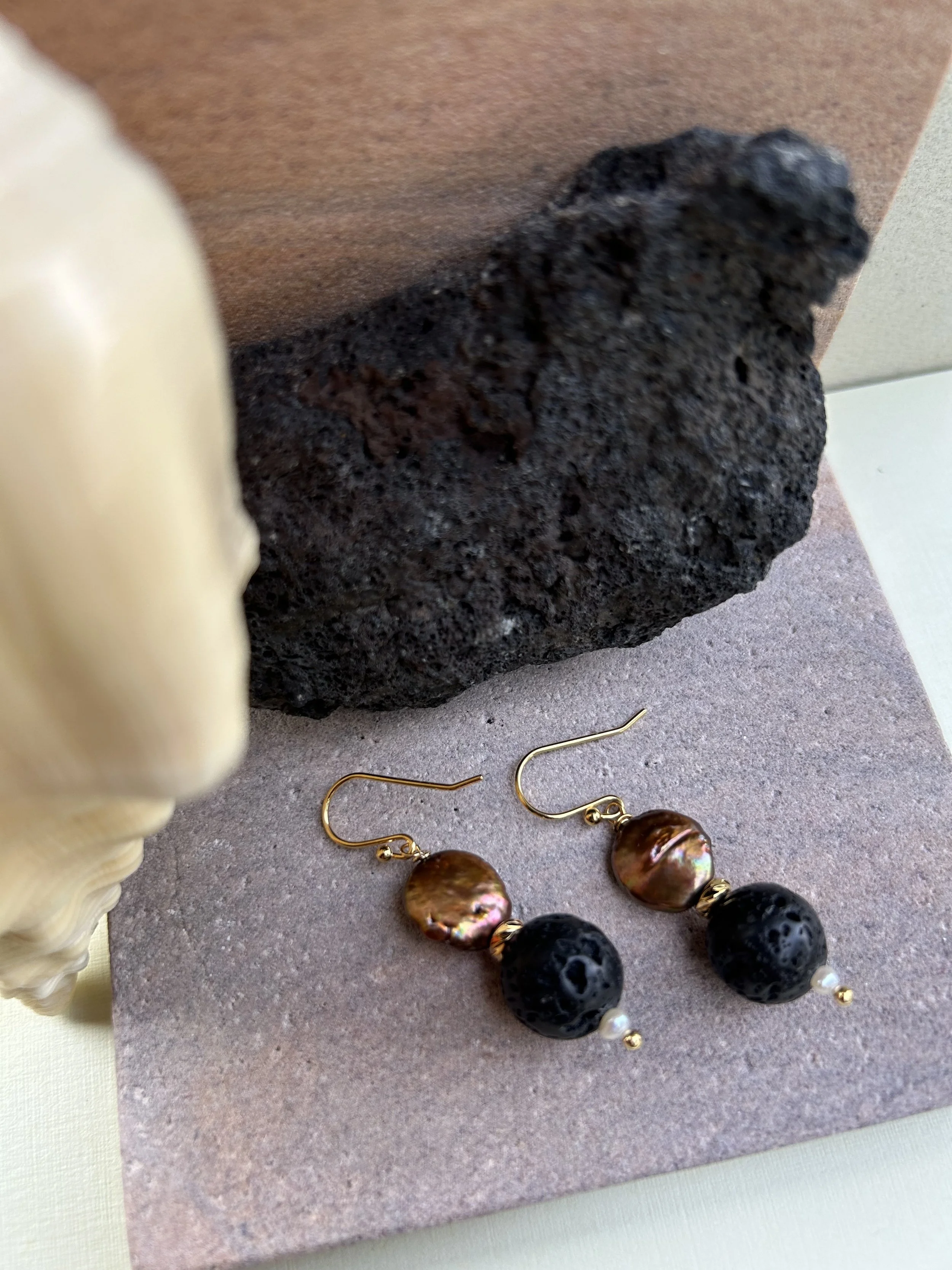 KELMARI VOLCAN LAVA PEARL DISC EARRINGS