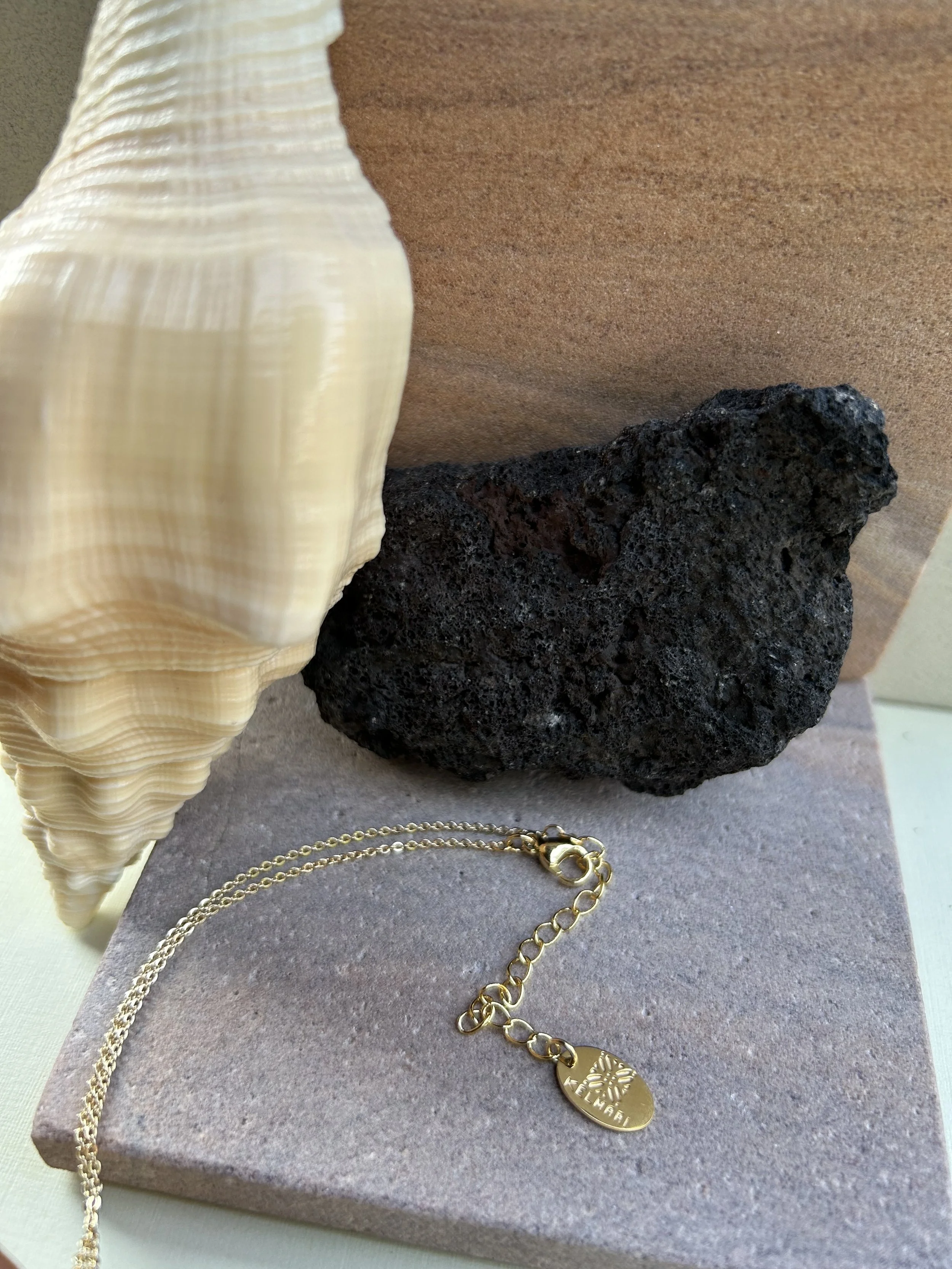 kelmari-volcan-lava-stone-dainty-necklace-closure.JPG