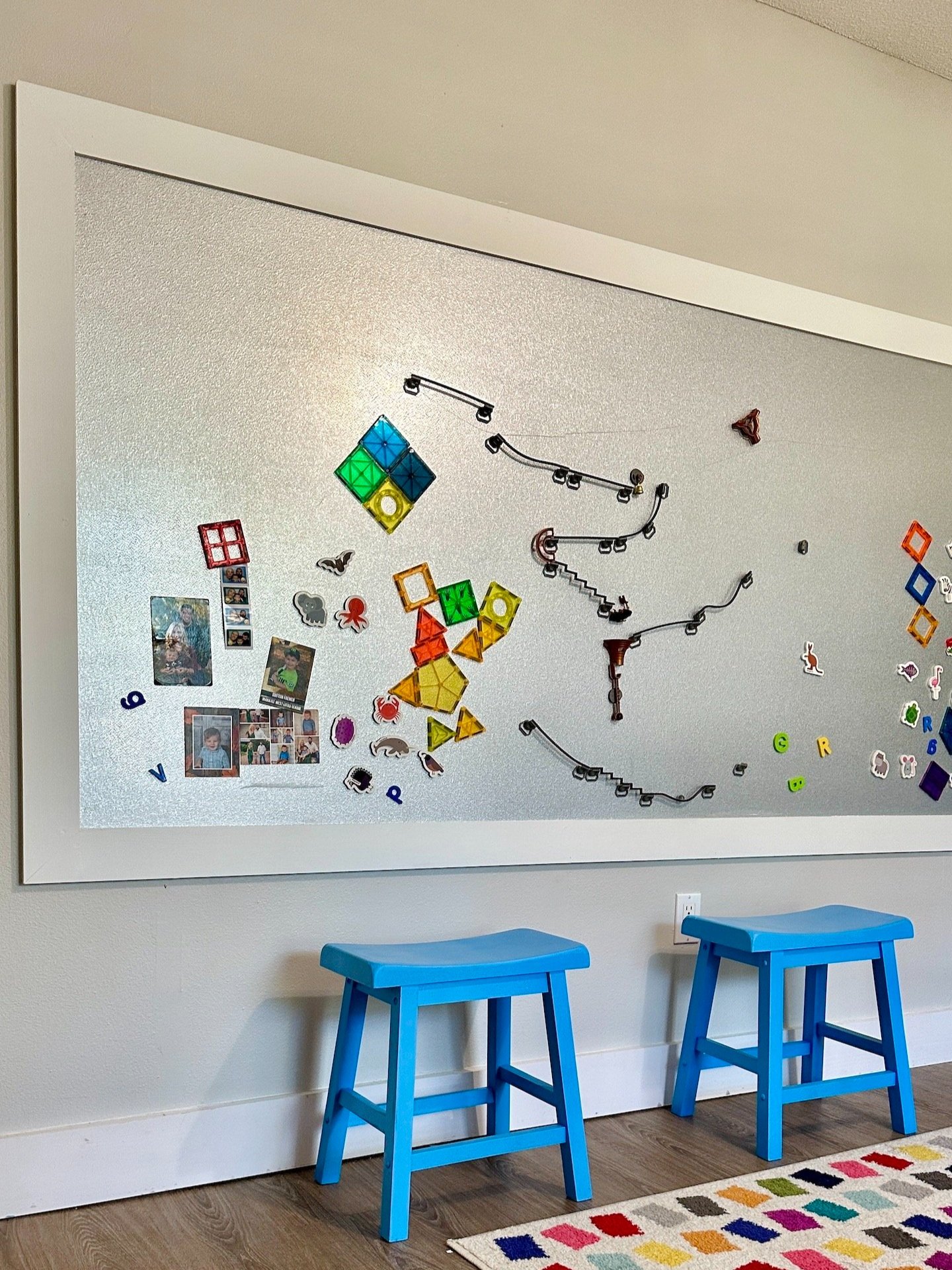 DIY photo wall with your own magnetic paint 
