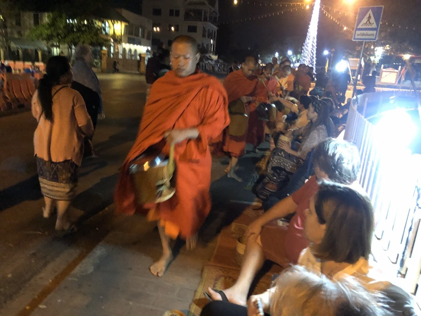 ルアンパバーンの托鉢風景（ラオス）
