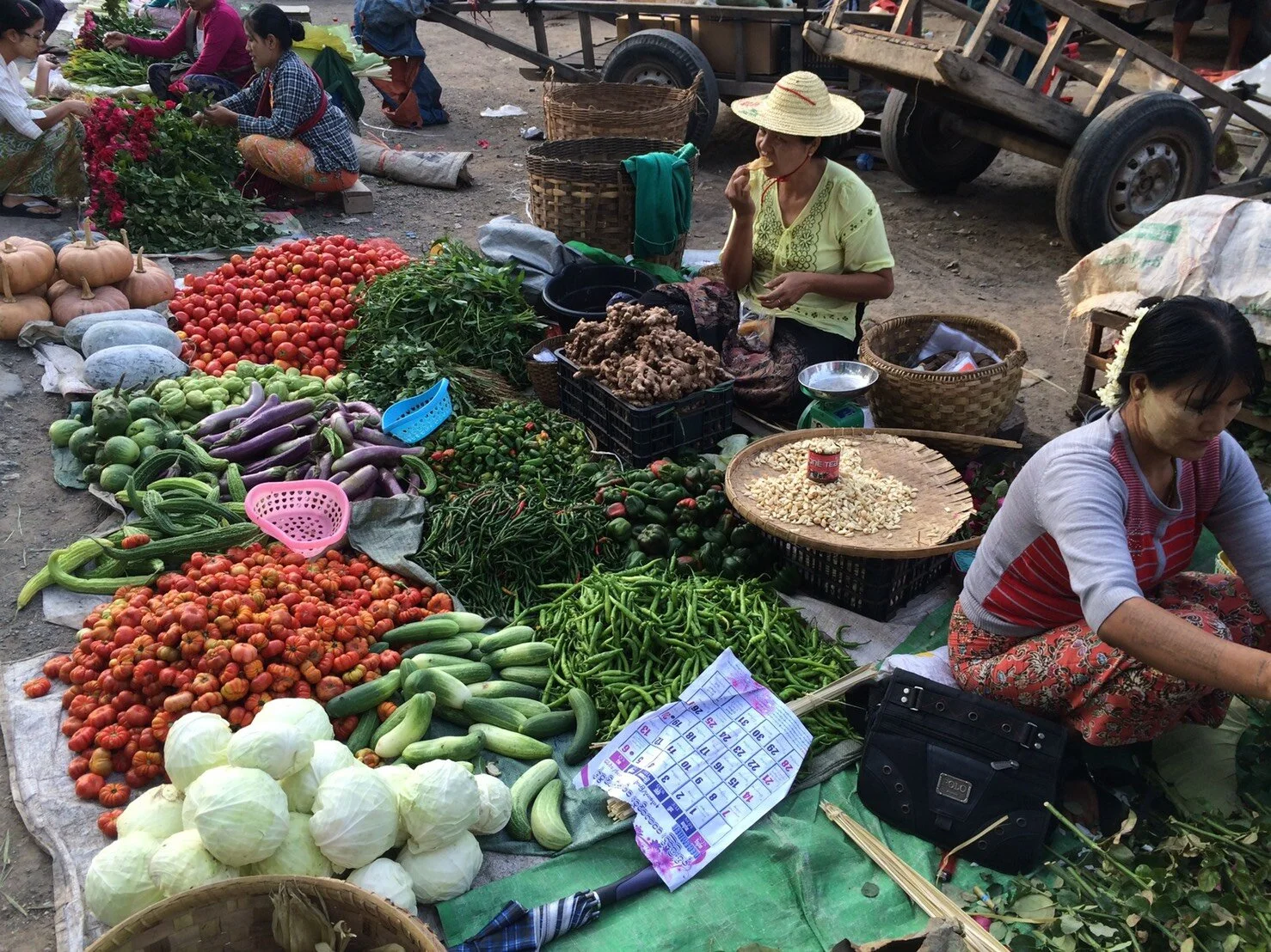 野菜を売る女性たち（ミャンマー）