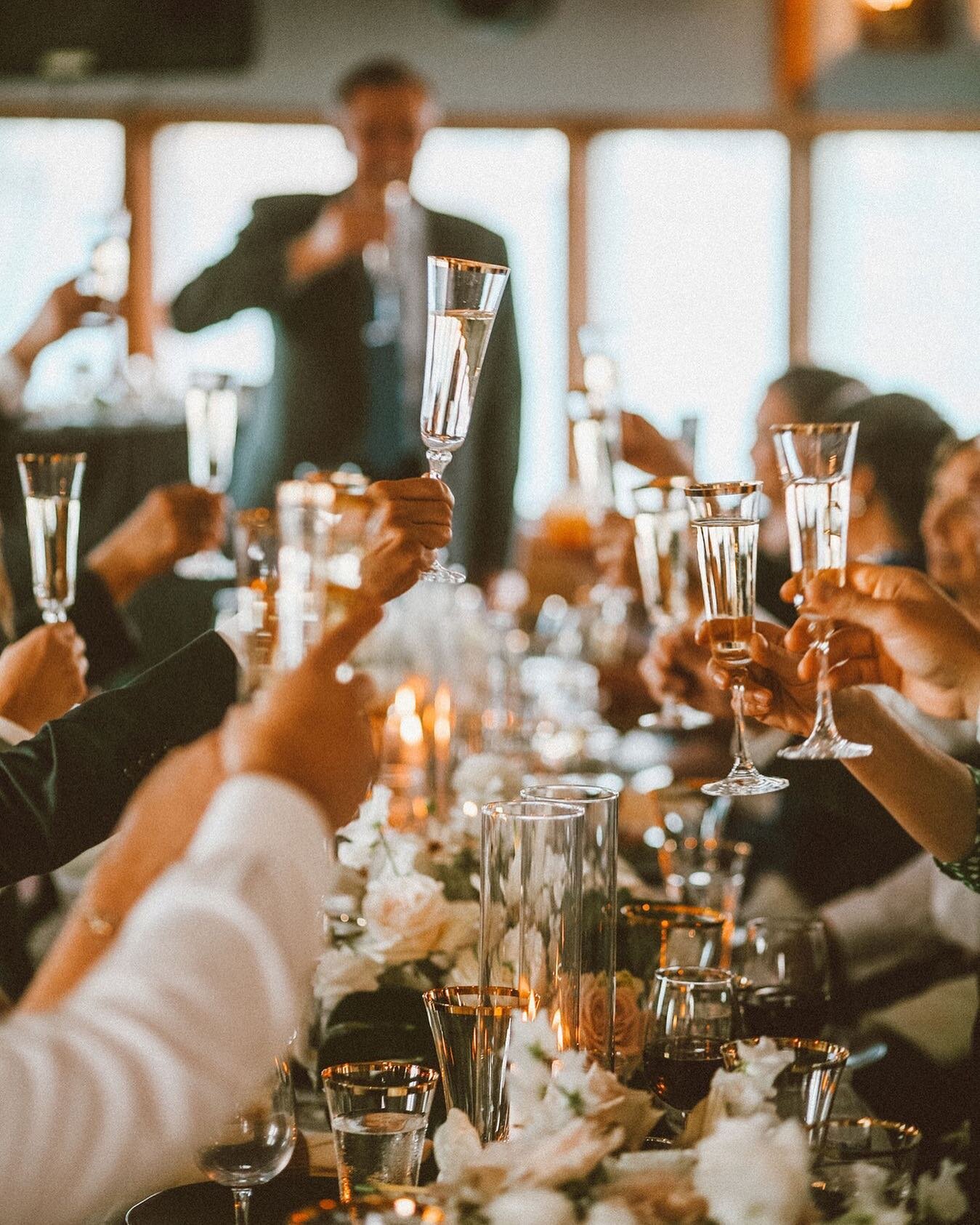 friends and family, on a small boat gliding along the northern californian coast at sunset. we&rsquo;ll cheers to that🥂
⠀⠀⠀⠀⠀⠀⠀⠀⠀
destination weddings are something we&rsquo;re loving more + more lately!! we&rsquo;d love to make your dreams come tru