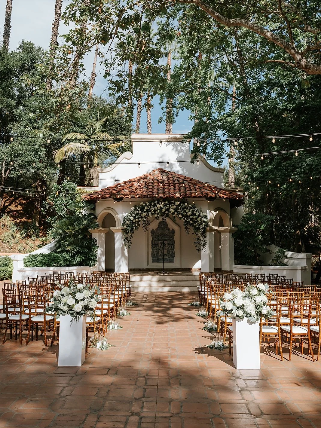 A floral arch that framed the &ldquo;I do&rsquo;s&rdquo; in the most breathtaking way 🤍🌿

For Stephyn &amp; Bella&rsquo;s day at Rancho Las Lomas, we leaned into a timeless palette of crisp whites and soft greenery to highlight the Spanish-style ar