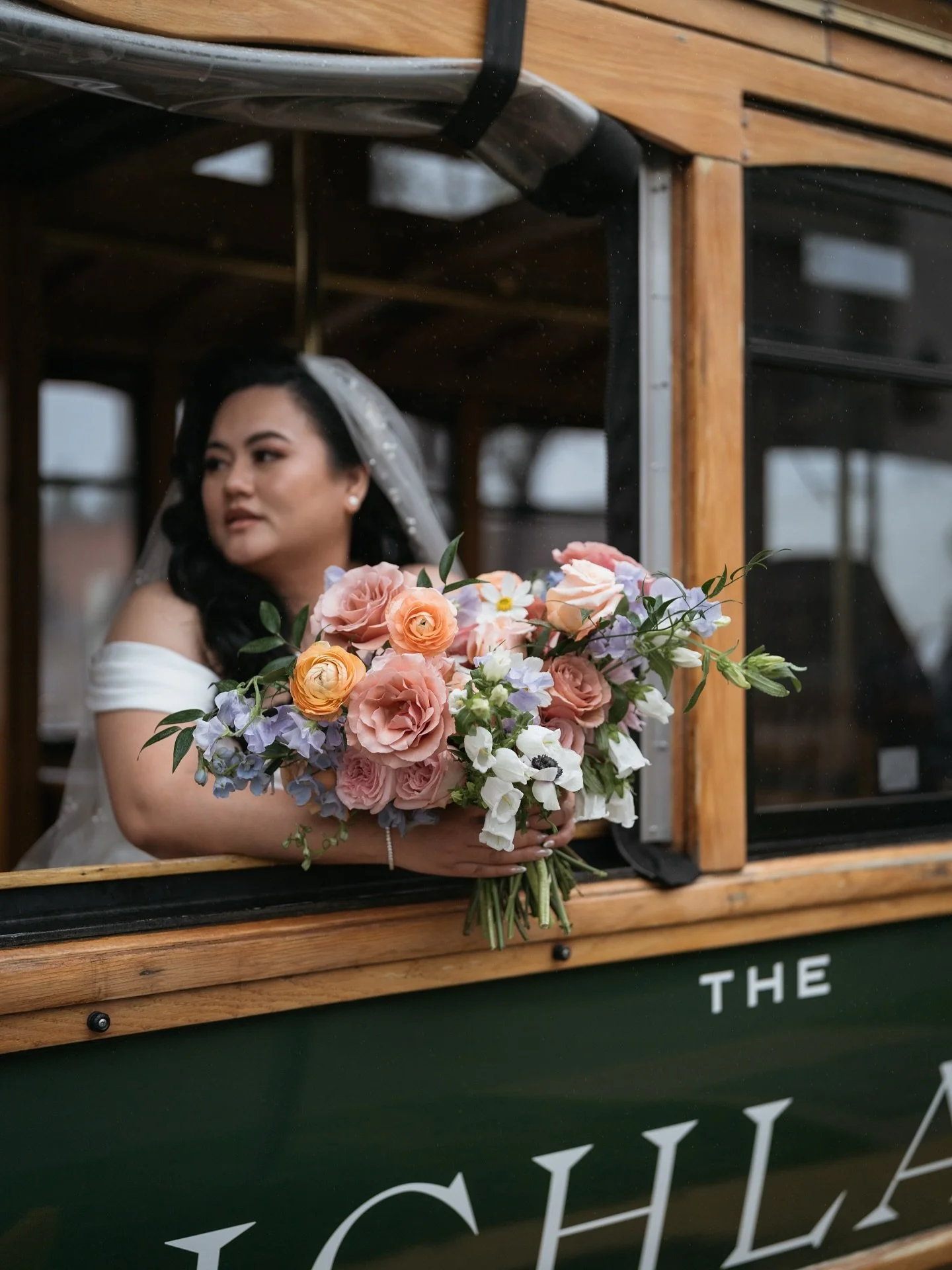 Bridal beauty on the move 🚋💐 A bouquet this dreamy deserves a moment of its own soft pastels, garden blooms, and a bride ready to head into forever.

Planning + Florals : @ruffleeffect
Reception Venue : @therichlandoc
Caterer : @24carrotscatering
P