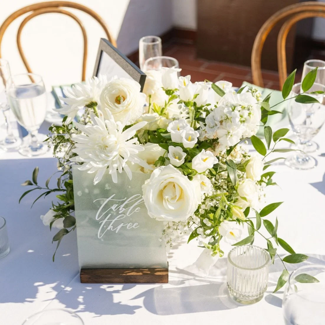 Fresh, timeless, and full of love 🤍✨ Sammy &amp; Quinn&rsquo;s Ole Hanson Beach Club wedding featured soft white blooms, lush greenery, and romantic details that set the tone for an unforgettable celebration. From ceremony to reception, every petal 