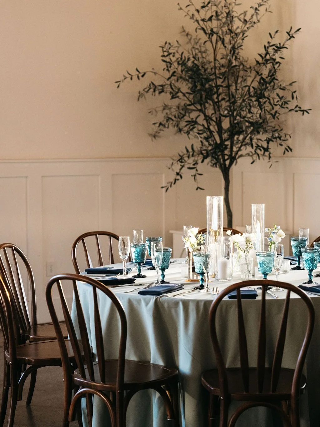 The most popular table design of the year? ✨ Bud vases + candle centerpieces 🤍

There&rsquo;s something so timeless yet modern about mixing petite floral moments with layers of candlelight. It creates a warm, romantic glow while keeping the tables c