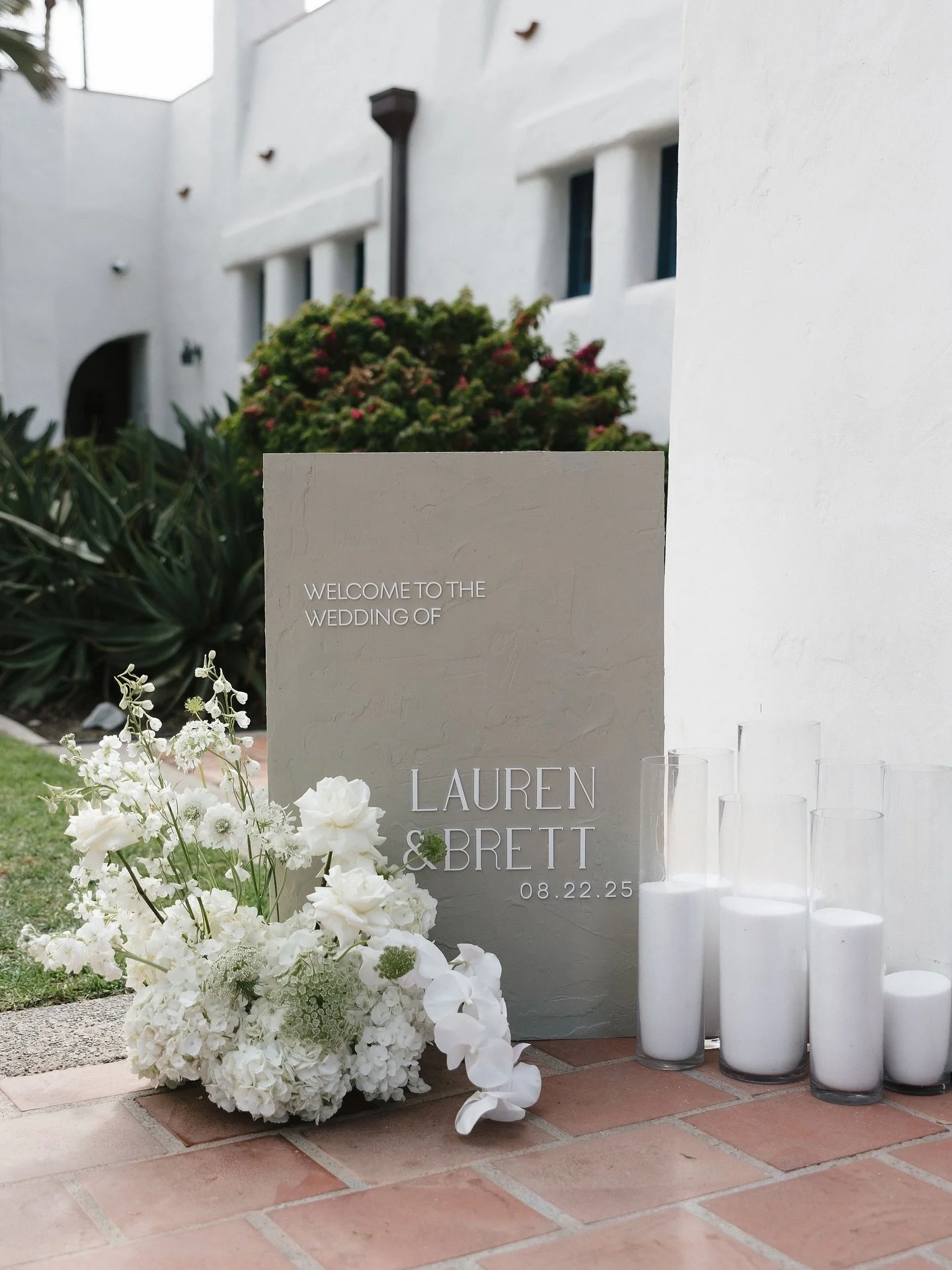 Every detail from Lauren &amp; Brett&rsquo;s wedding was filled with personality and style. 🌿✨ From custom cocktail napkins with their dog Blu 🐾, to modern wedding signage with white floral accents, to a chic guestbook table with parasols for guest