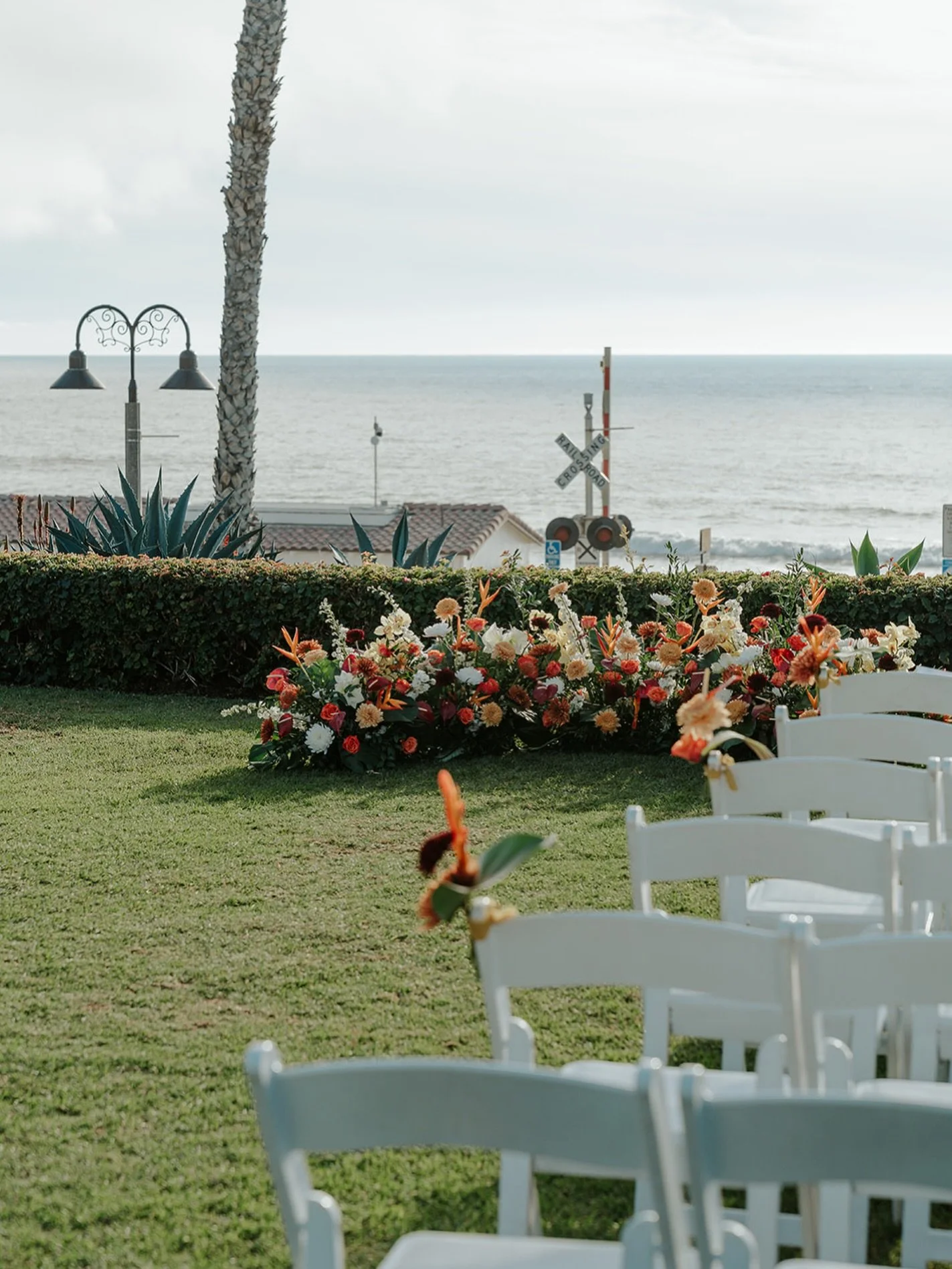 Ocean views, fresh blooms, and love in the air 🌊✨ The perfect backdrop for saying I do.

Planning/Florals: @ruffleeffect
Venue : @olehansonbeachclub
Caterer : @24carrotscatering
Photo : @michelle_morganphotography + @nikonavarrofilms
DJ : @djsolstic