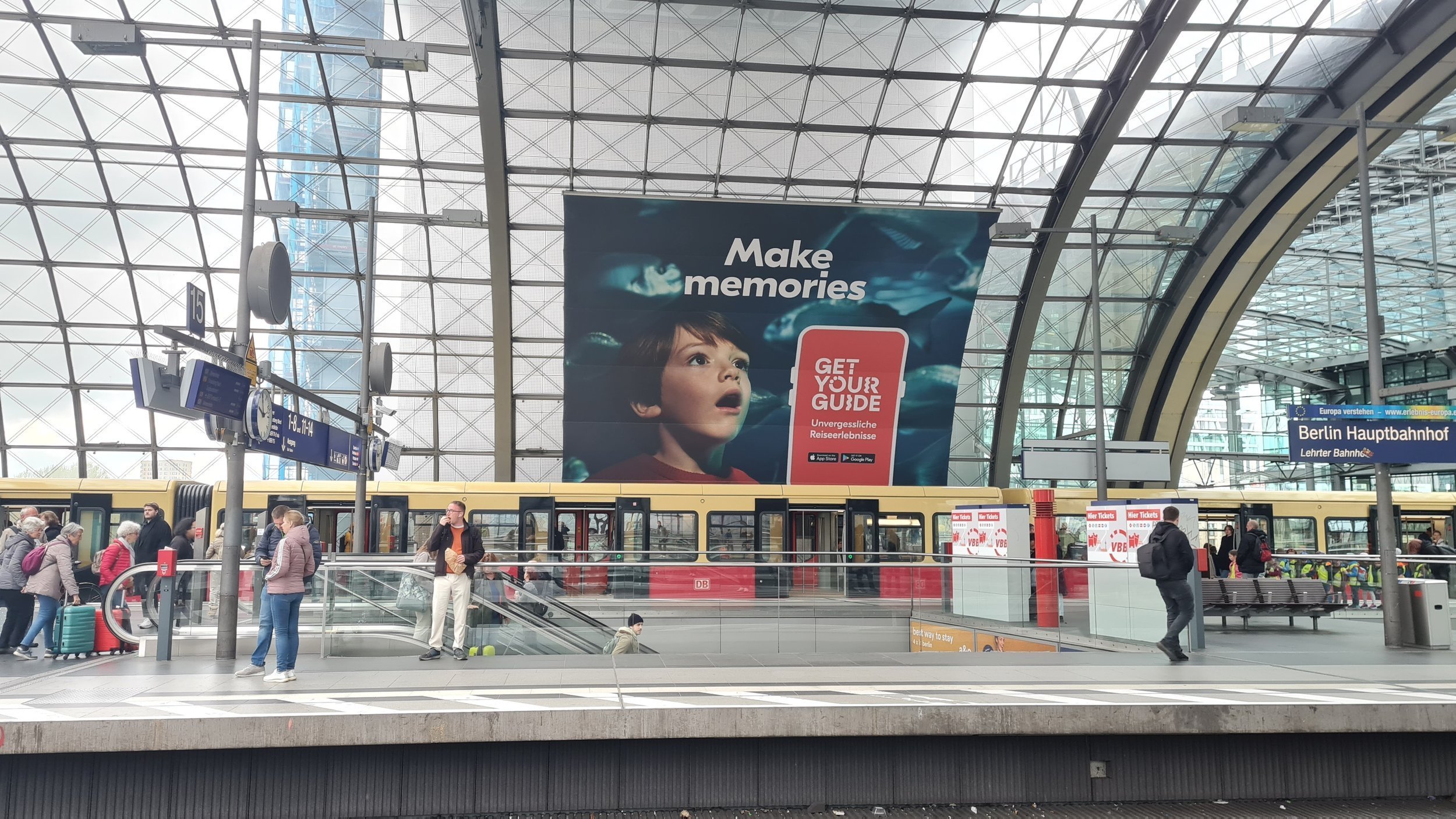 Make memories print ad on a platform at Berlin Hauptbahnhof