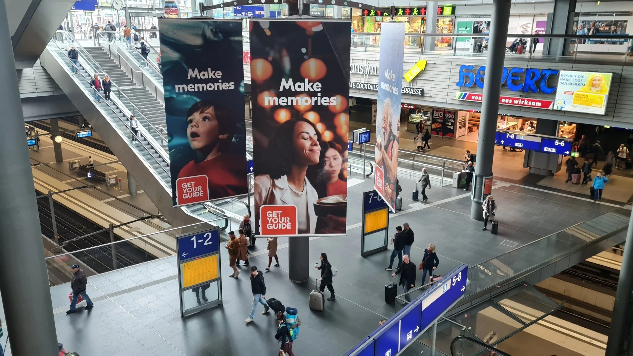 Make memories print ads hanging at Berlin Hauptbahnhof