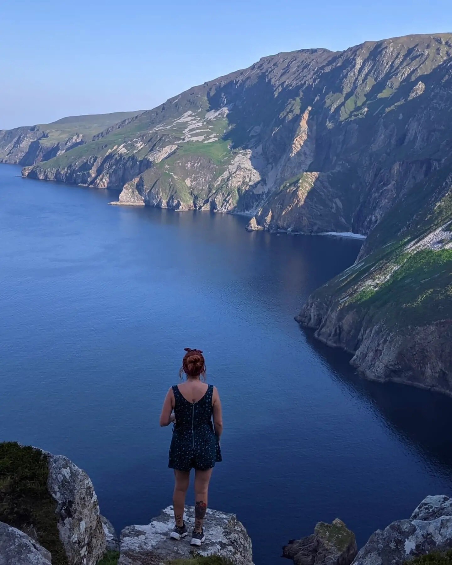 Taking in the vast views at the Slieve League Cliffs💙⁠
⁠
Don't forget to #Slieveleague for your chance to be featured!⁠
⁠
Thank you for sharing @serial_x_chiller 🤩⁠
⁠
⁠
⁠.⁠
.⁠
.⁠
.⁠
#sliabhliag #tilinncafe #tilinn #slieveleaguecliffs #irishcrafts #