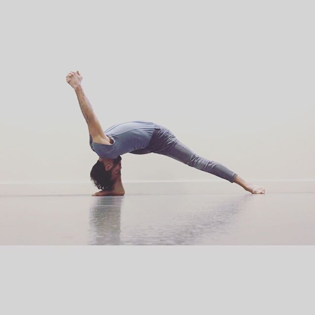 stability and mobility are great allies ;) Starting the week with a strong practice and powerful intentions 🤸🏽&zwj;♂️