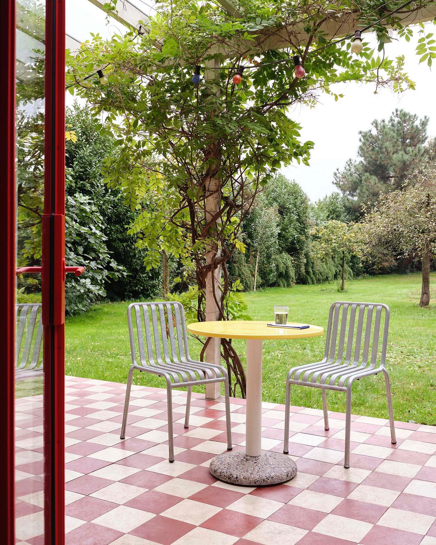 Ontdek de nieuwste must-have voor dit buitenseizoen: Ceramic Table, een voortzetting van de samenwerking tussen @haydesign en @mullervanseveren.

Met een tijdloos ontwerp, combineert deze outdoor tafel een rond porseleinen blad met een stevig betonne