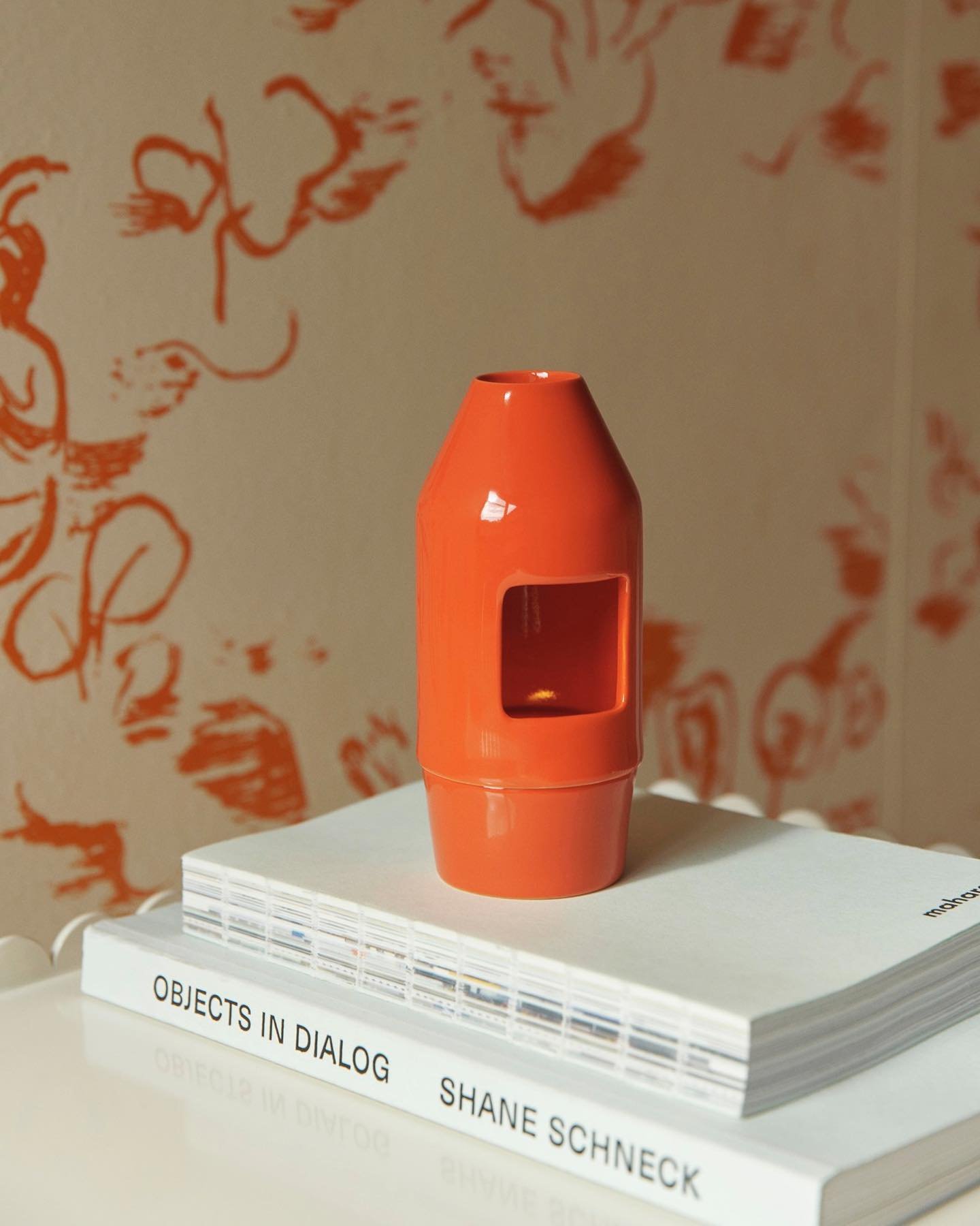 Kicking off the week on the right note with @haydesign&rsquo;s Chim Chim Scent Diffuser - nu ook in rood porselein of gebroken wit aardewerk 🤍