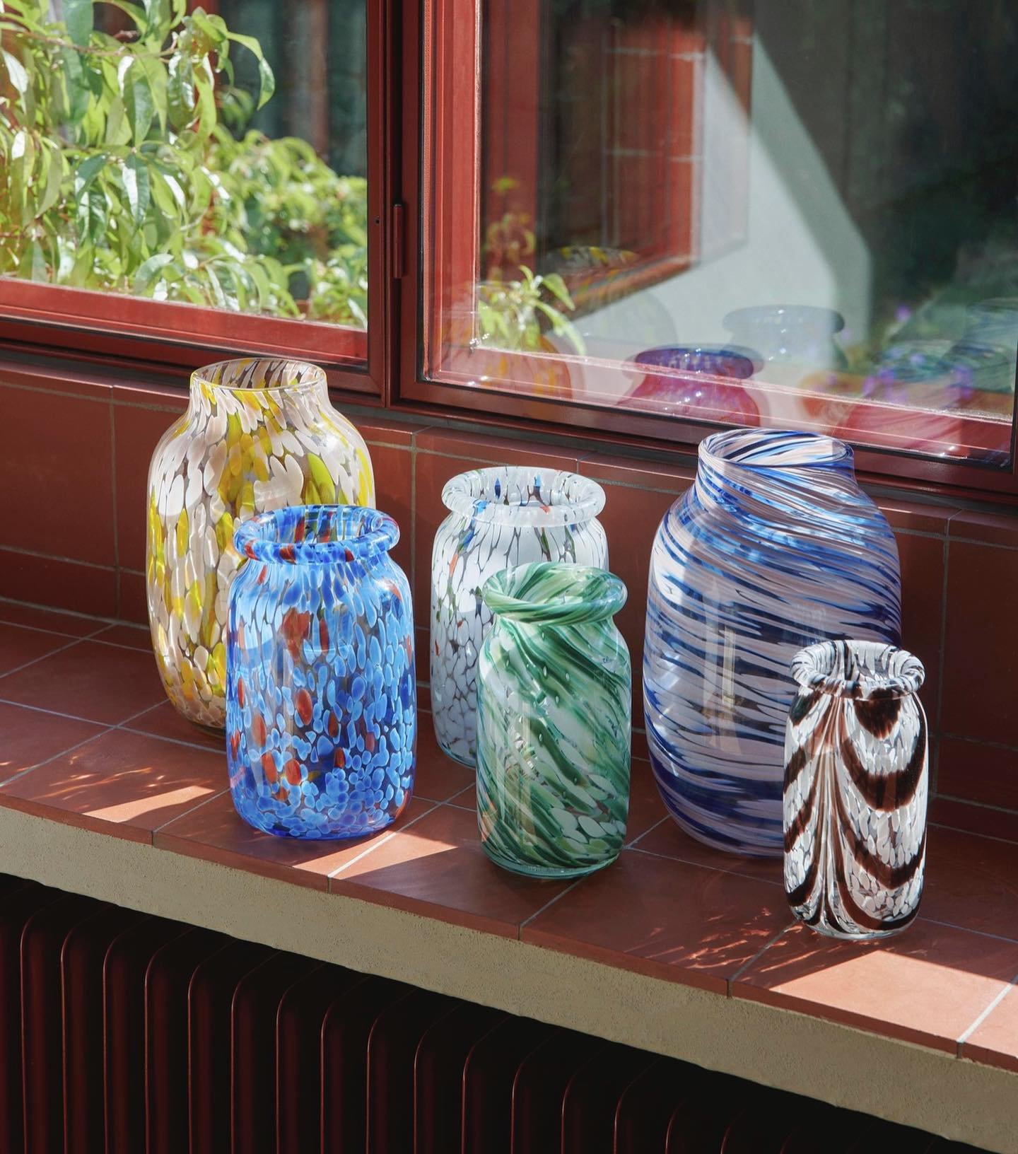 Herontdek @haydesign&rsquo;s Splash Vases, nu verkrijgbaar in nieuwe kleuren en maten om een splash of color toe te voegen aan elke ruimte 🎨

Vervaardigd met een unieke glasblaastechniek, stralen deze vazen zowel speelsheid als vakmanschap uit.