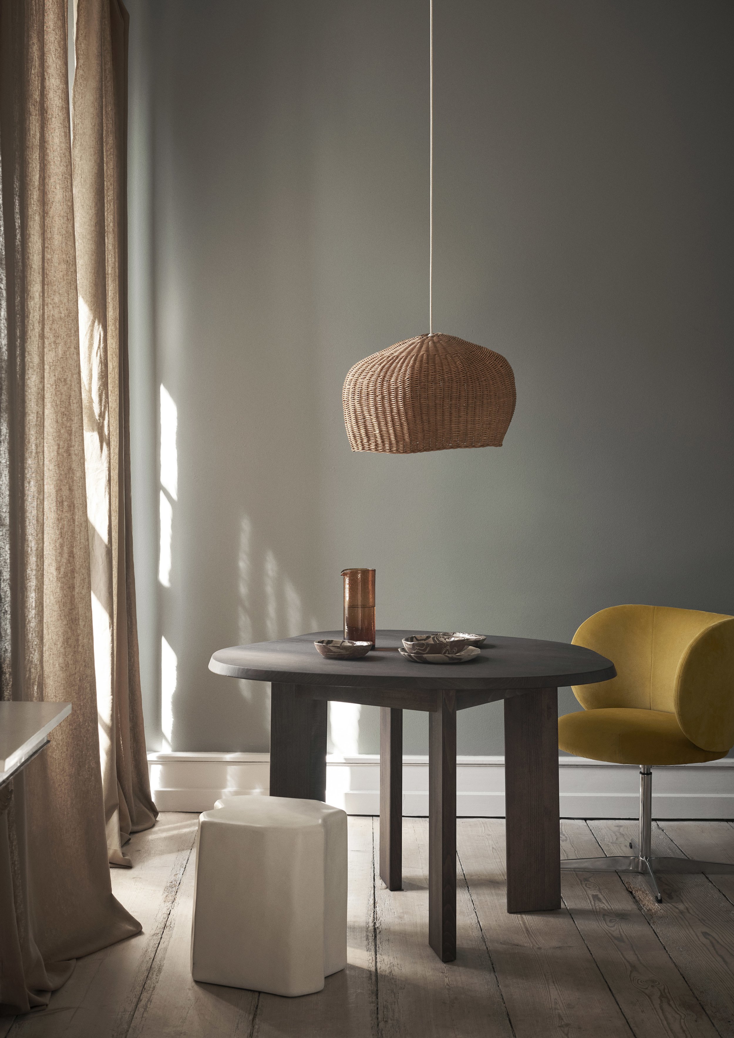 fermLIVING_AW23_DrapeLampshade_1104268093_TarnDiningTable_1104268361_StaffaStool_1104267968_01.jpg