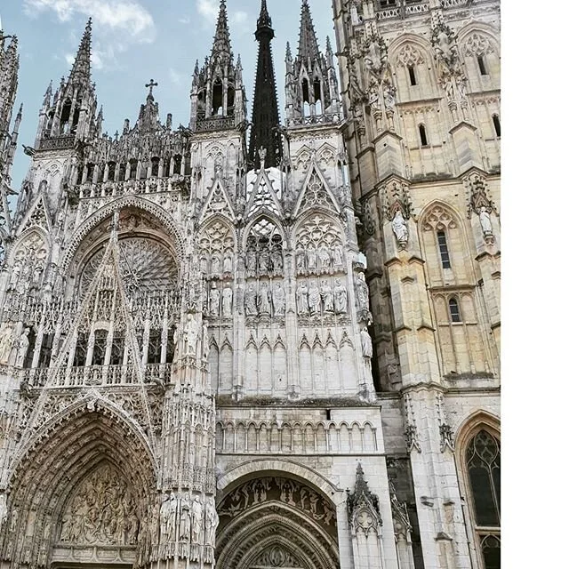 🌟 Apr&egrave;s la r&eacute;servation des vacances et en attendant mon dej avec mon amie ( que j'avais vraiment h&acirc;te de retrouver)  on a pris quelques minutes la belle Notre Dame et moi, pour s'observer apr&egrave;s ces longs mois sans se crois