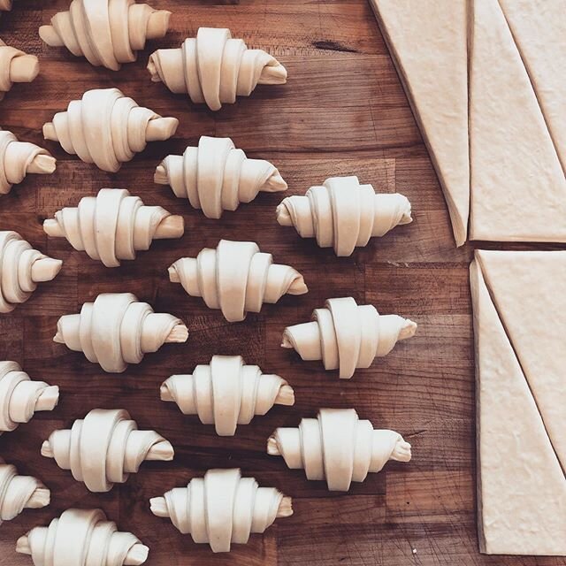 Extra croissants and pastries, whole pies, sourdough loaves, fresh cuts of beef/pork/lamb, beer brats, pastrami, pickles-we&rsquo;ve got so much to choose from for all your Father&rsquo;s Day weekend needs! See you in the morning🤗💕
#frenchpastry #c