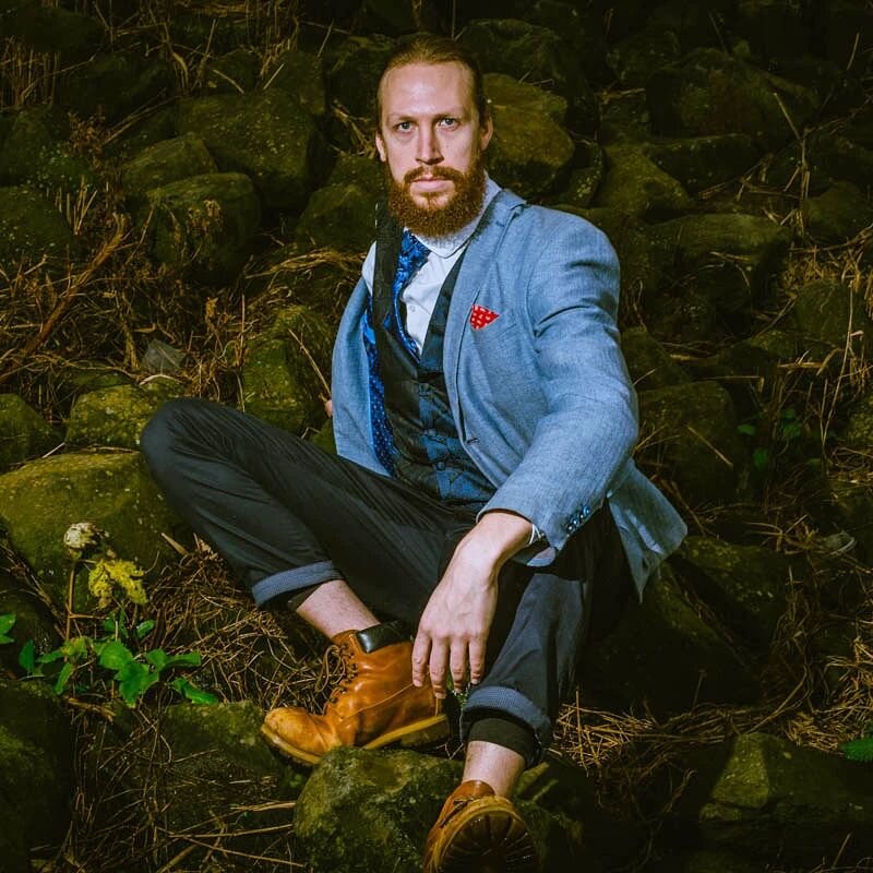 Another shot fron the rocks by the edge of The IJ river in Amsterdam. 

Love the contrast between the scruffy background against Gilius' immaculate garb.

#garb #ij #suit #menstyle @jumpingoffscreen