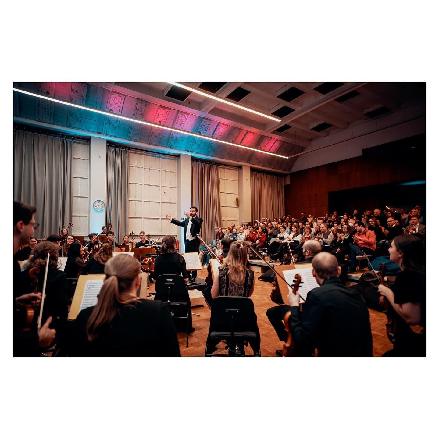 Neujahrskonzert 2024 mit dem @tonwerkorchester M&uuml;nchen sowie der wunderbaren Sopranistin @elisabethfreyhoff. 
Ein toller Start ins Anton Bruckner-Jubil&auml;umsjahr mit seiner 4. Sinfonie (&bdquo;Romantische&ldquo;).
.
.
.
.
.
Fotos: Paul Ambrus