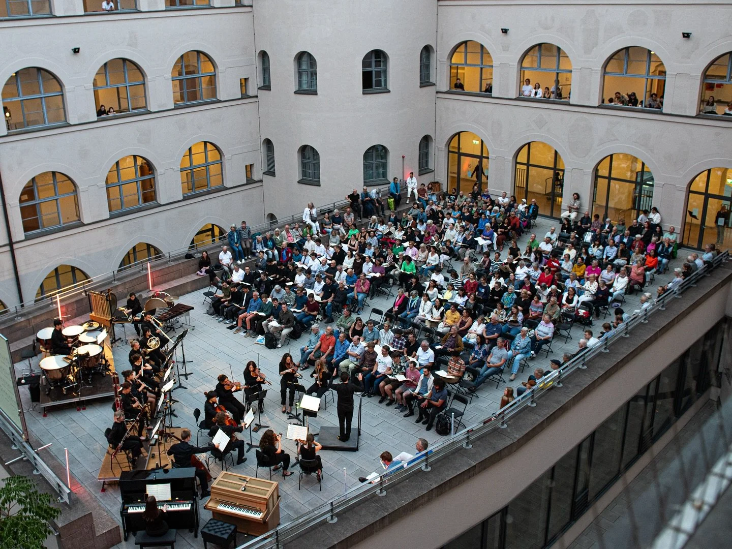 MITSINGKONZERT mit CARMINA BURANA im wundersch&ouml;nen Innenhof der HfM N&uuml;rnberg.

Ein riesiges Dankesch&ouml;n an alle Instrumentalist*innen und Mits&auml;nger*innen, die dieses Open-Air-Erlebnis mit Leben erf&uuml;llt haben! 🙏❤️

Besonderer 