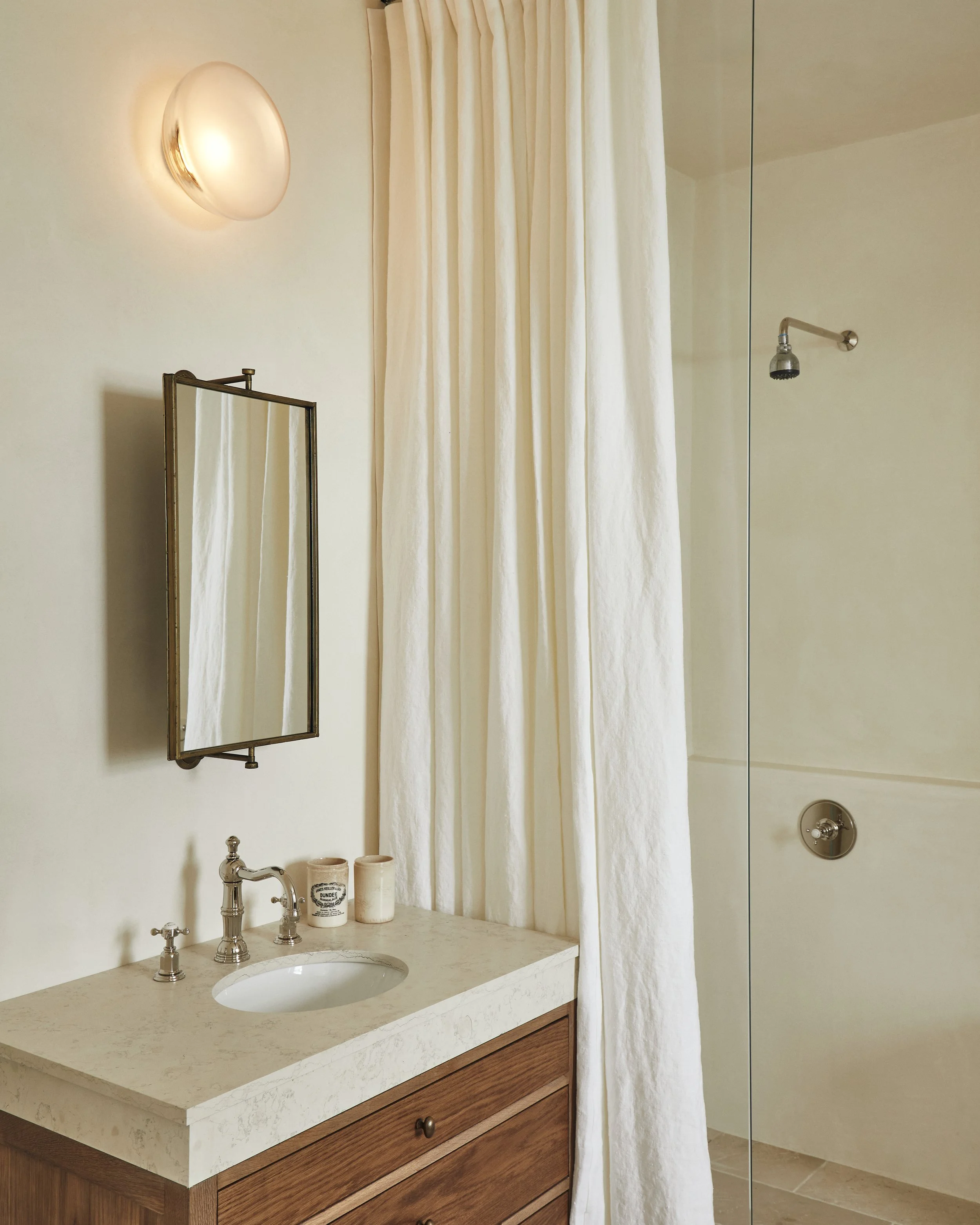 Moore House Design_Newport Apartment_Bedroom_027Moore House Design_Newport Point_028.jpg