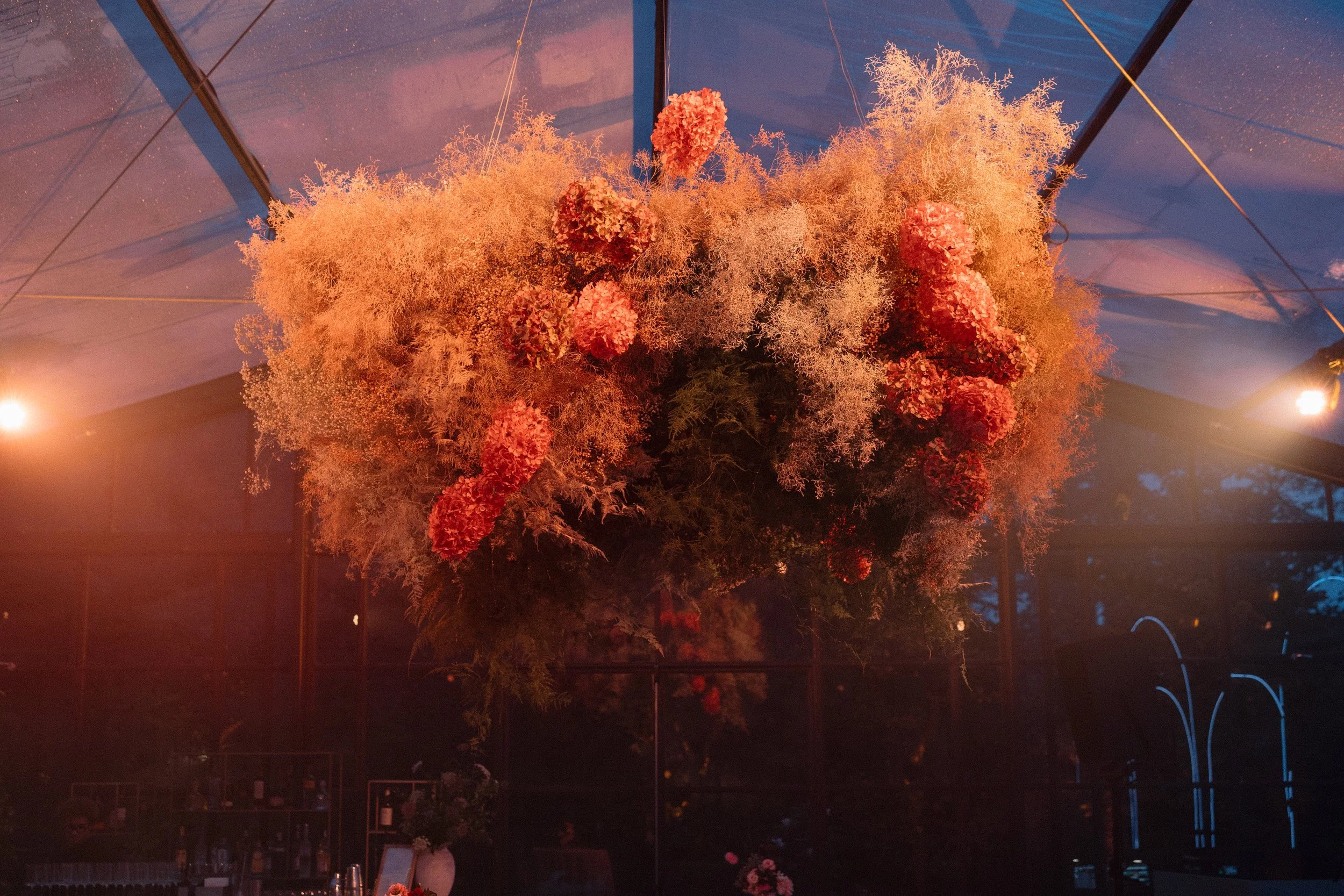 For S&C, @exclusiveitalyweddings
transformed the @conventoannunciata into a haven of refined beauty, from authentic linen tablecloths hand-printed by talented Italian artisans, to floral arrangements in soft pastel hues of peach, blush, and rose. Tru