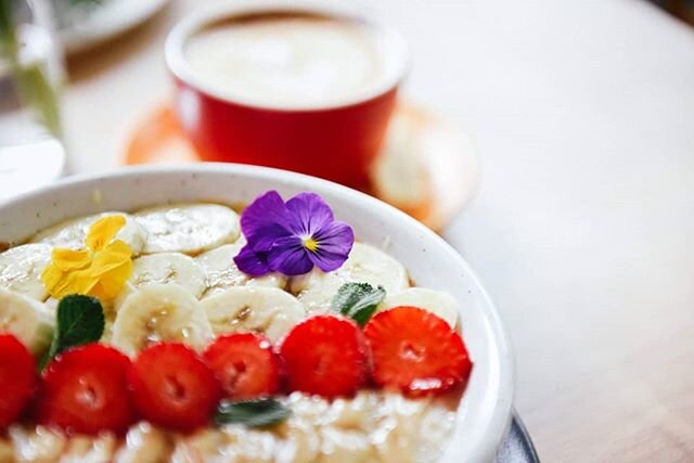 Comfy bowl of peanut butter, honey and banana porridge 🍯