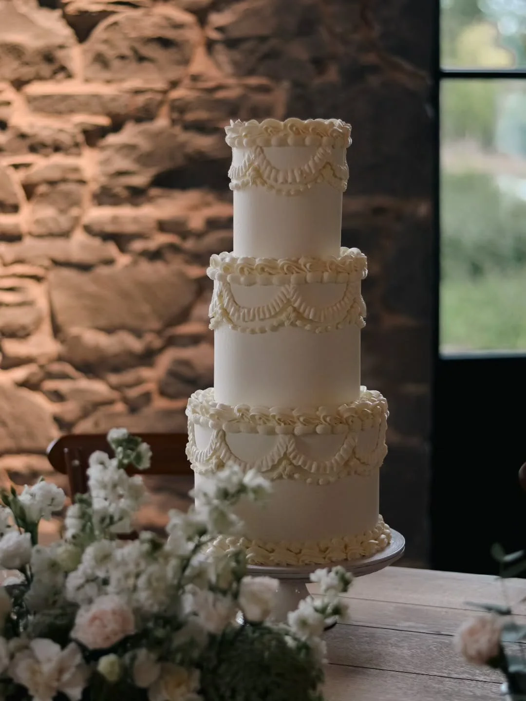 π€ Romantic nostalgia π€
One of the most popular designs this year, 2025 seen a return to a more traditional style of cake.
Do you prefer a modern style (think fondant iced, sharp edges, smooth finish with some flowers, texture or gold leaf added,