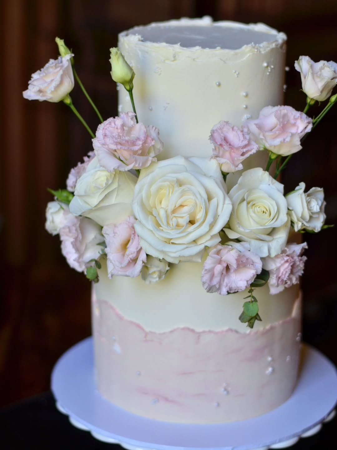 Small(er) wedding cake, main-character energy 🤍

Two tiers designs can still steal the spotlight