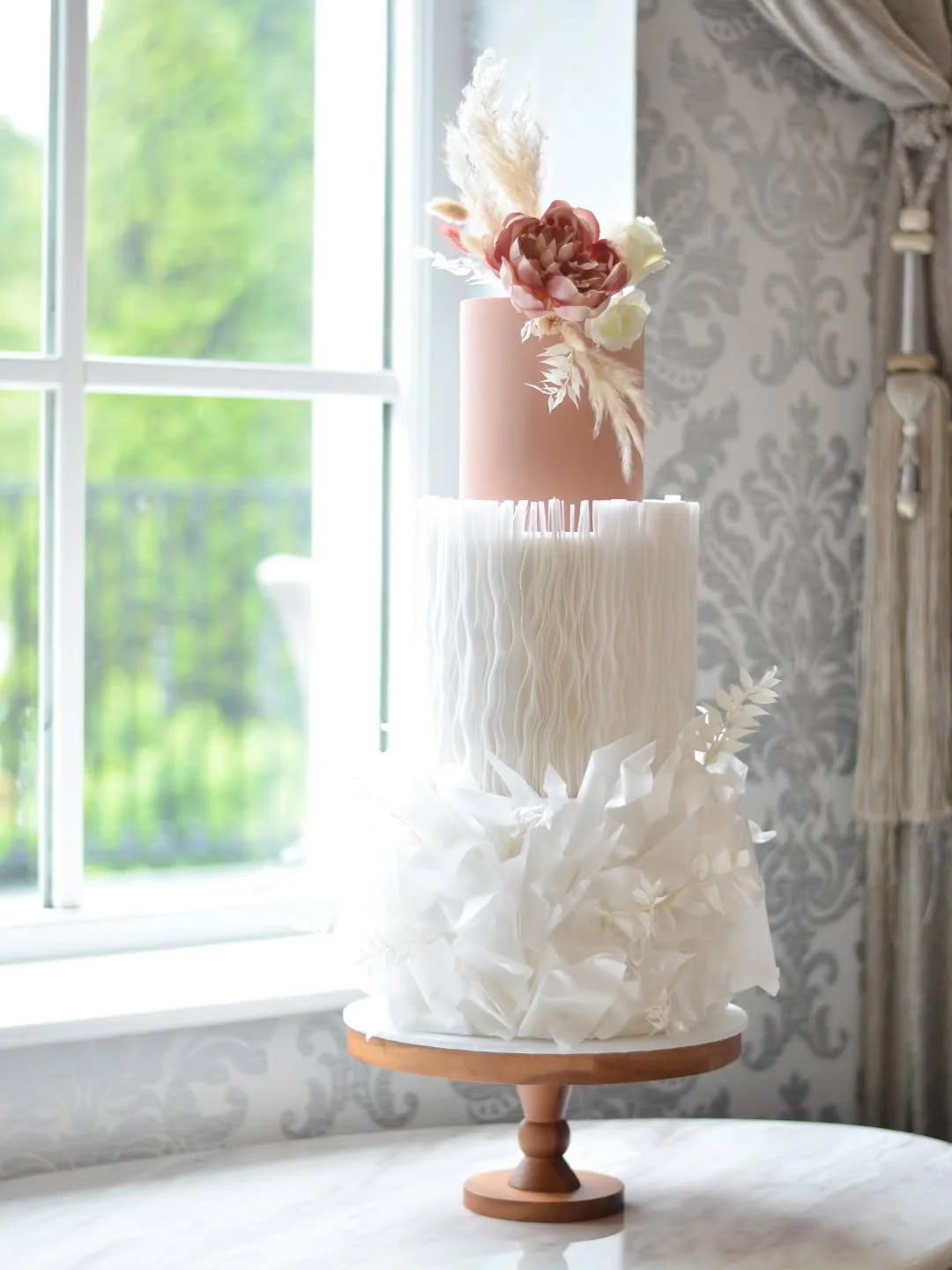 Wafer paper details creating soft movement within the design without heaviness 🤍