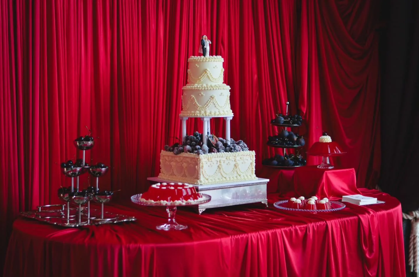 Romantic vintage valentines vibes for Abigail &amp; Benji yesterday at @titanichotelbelfast ❤️

Taking inspiration from @aprilsbakerlondon 

And if you are a Bridgerton fan, I feel like pre-Eton Gregory would have loved these jellies!