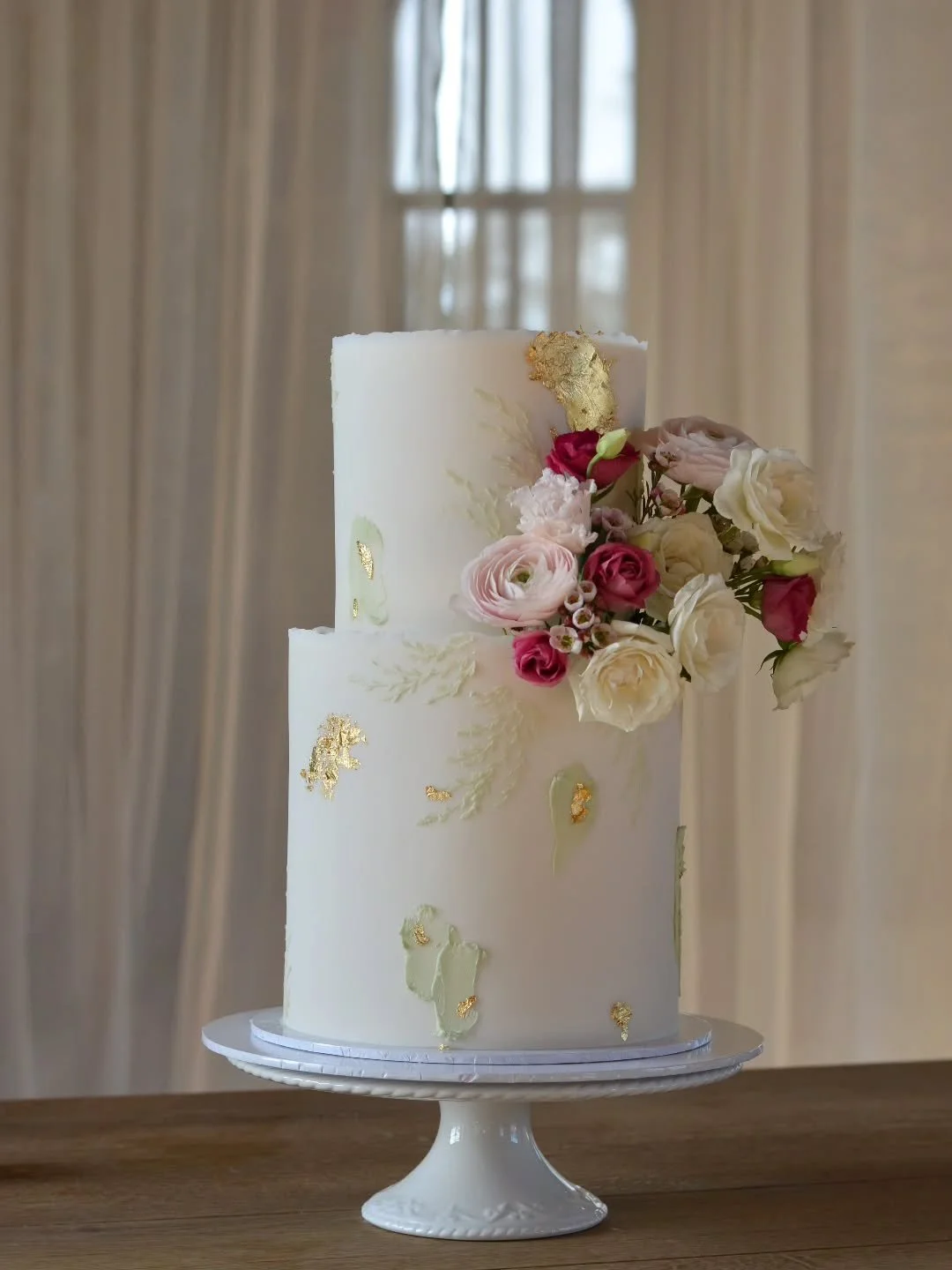 Thea &amp; Brian

Beautiful fondant iced 2 tier with buttercream accents &amp; fresh flowers from @victorianafloralartistry all set up at the stunning @thecarriagerooms 🤍