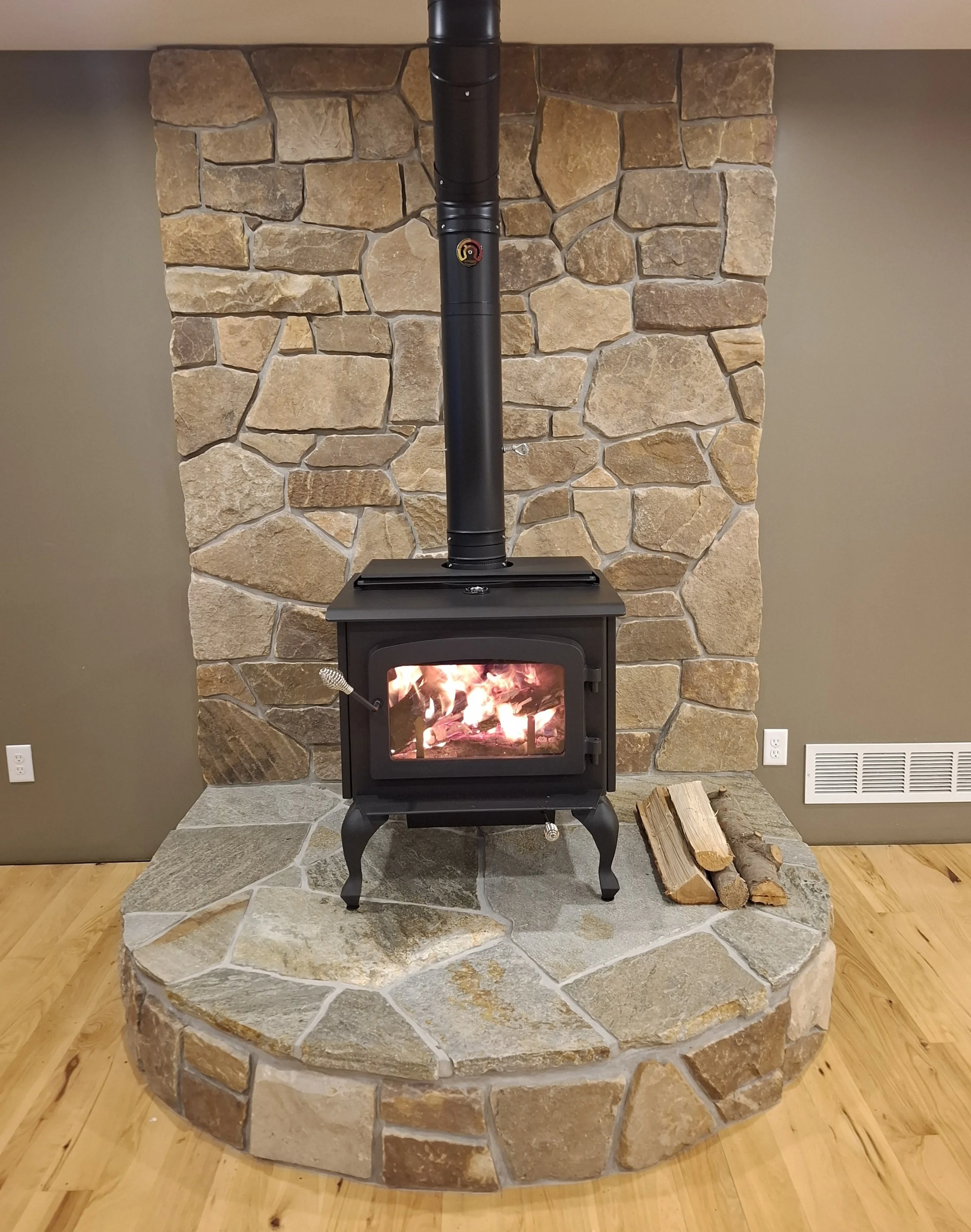 Chestnut Boulder/Ashlar with Storm Mt. steppers for the hearth